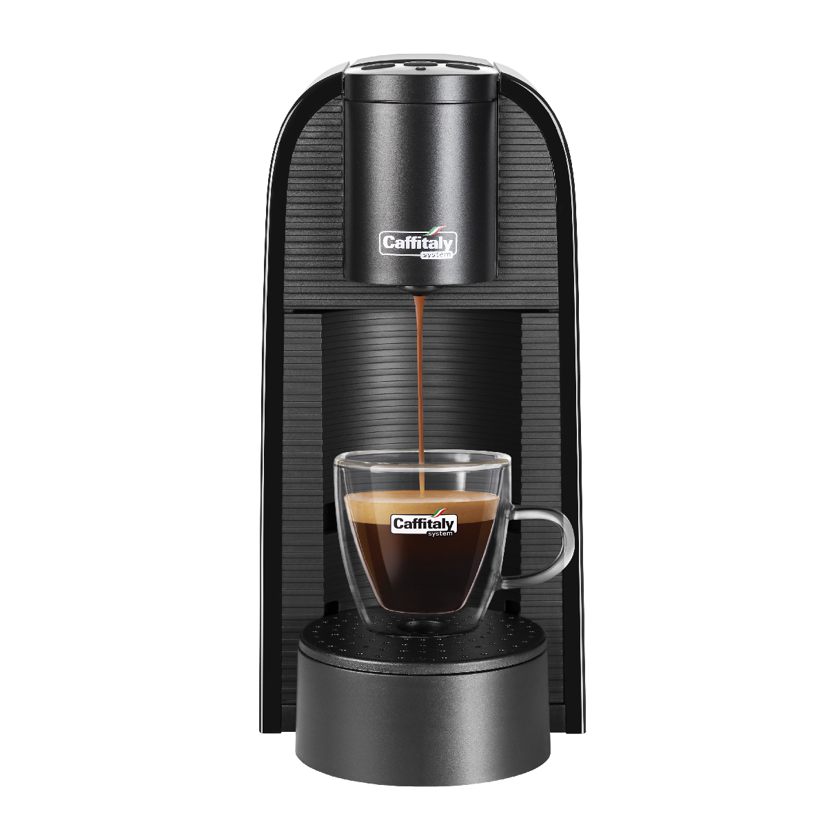 Schwarze Caffitaly-Kaffeemaschine mit einem Glas Kaffee. Kaffee gießen.