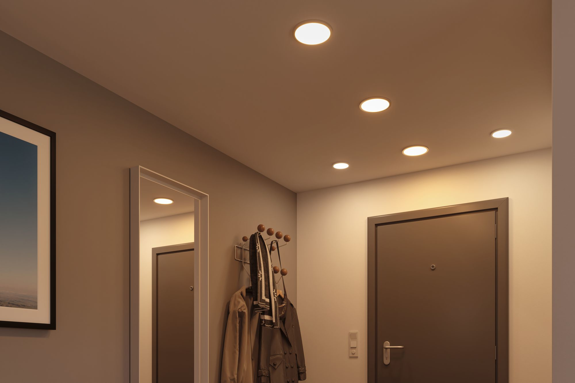 Flur mit Einbaudeckenleuchten, Tür, Spiegel und Garderobe.