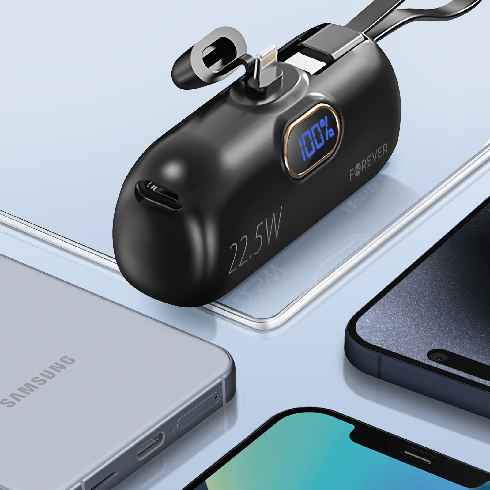 Schwarzes Ladegerät mit Digitalanzeige, neben Telefonen. Zeigt 100%.