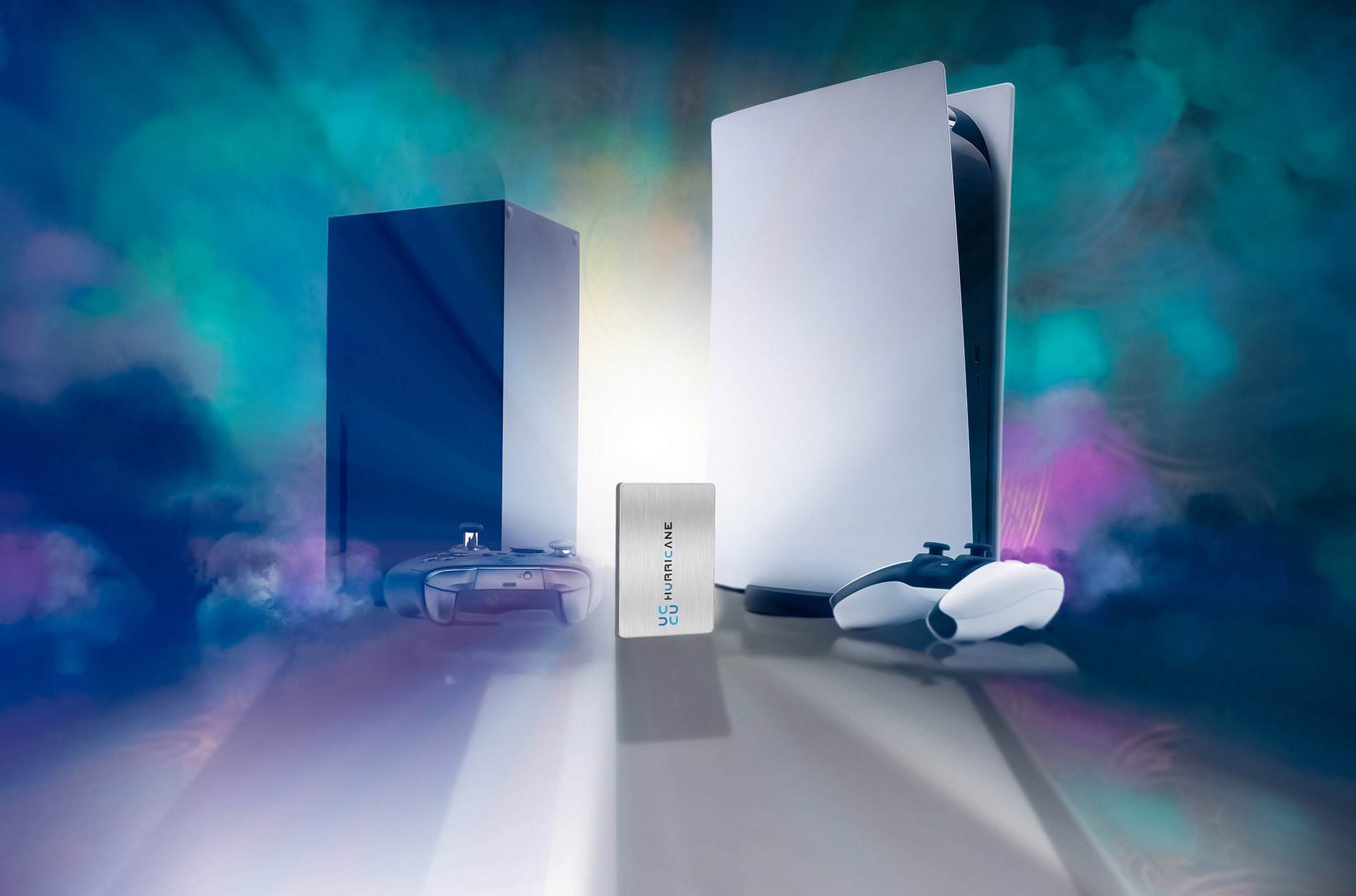 Gaming-Setup mit PS5-Konsole, Controller und externer Festplatte, mit blauem Hintergrund.