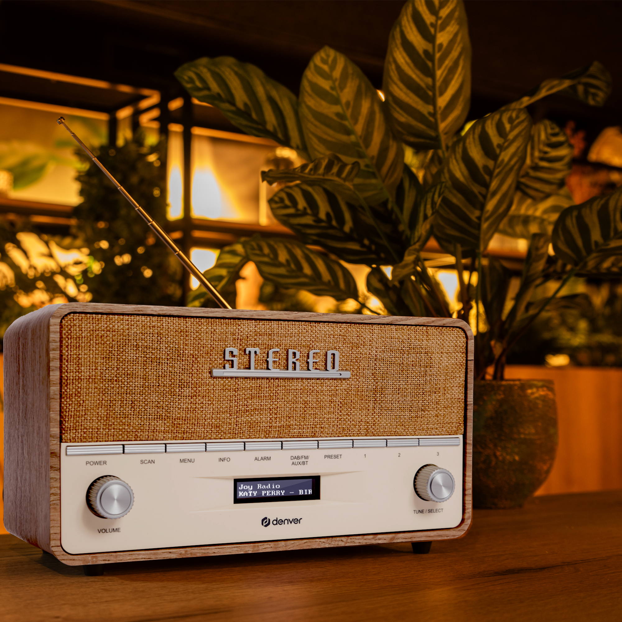 Radio w stylu vintage z ekranem wyświetlającym informacje, na stole.