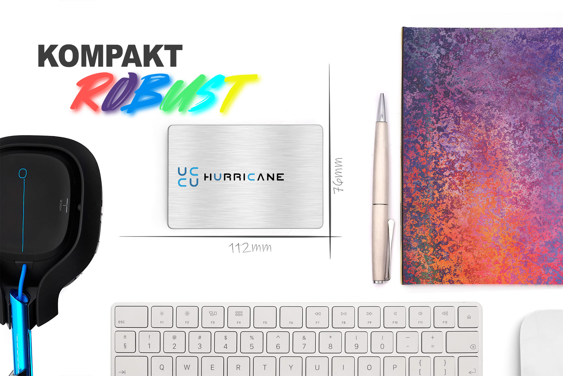 Anordnung von Headset, SSD, Stift, Tastatur, Notizbuch und Maus auf weißem Hintergrund.