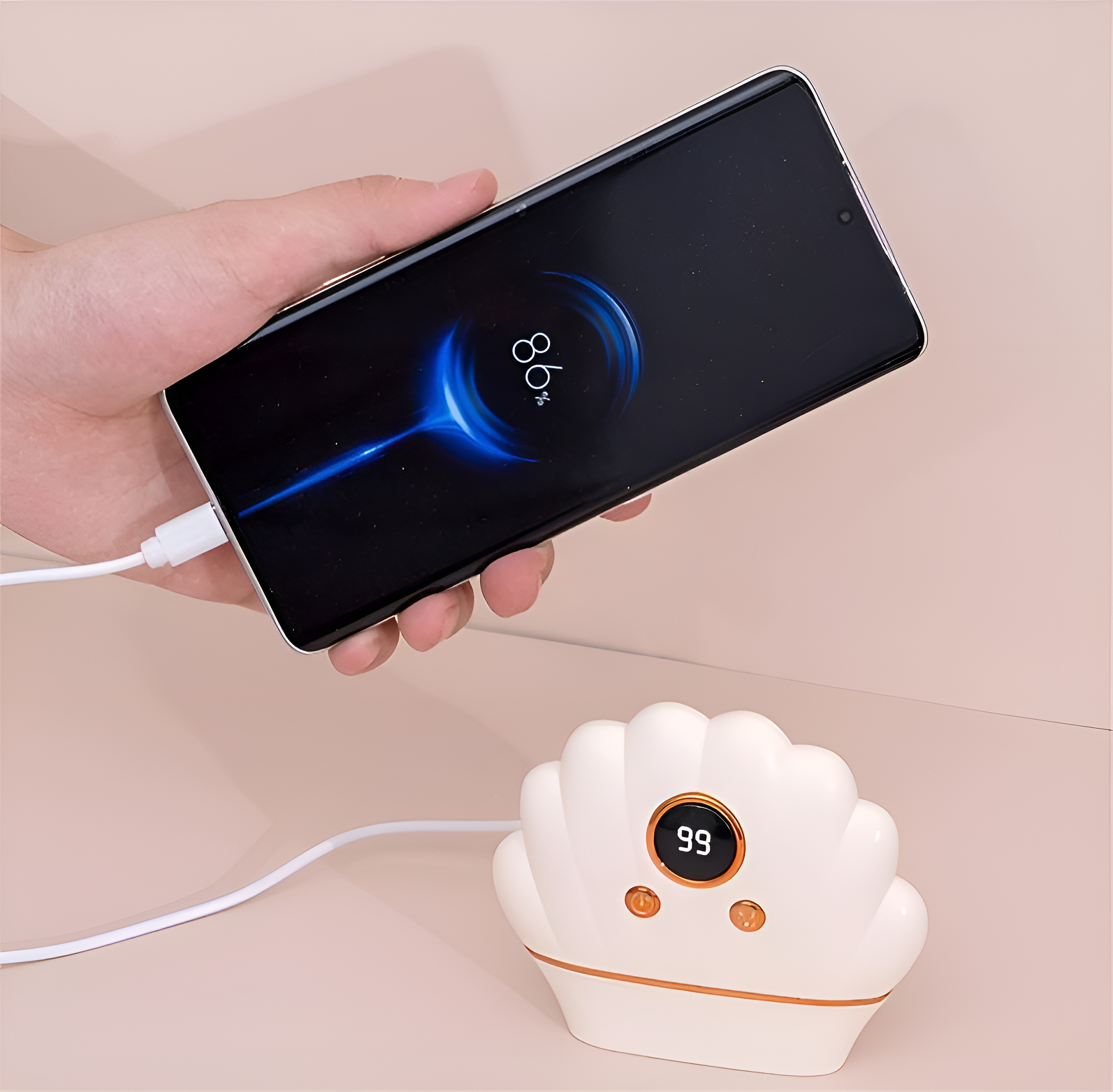 Eine Hand, die ein ladendes Telefon hält.