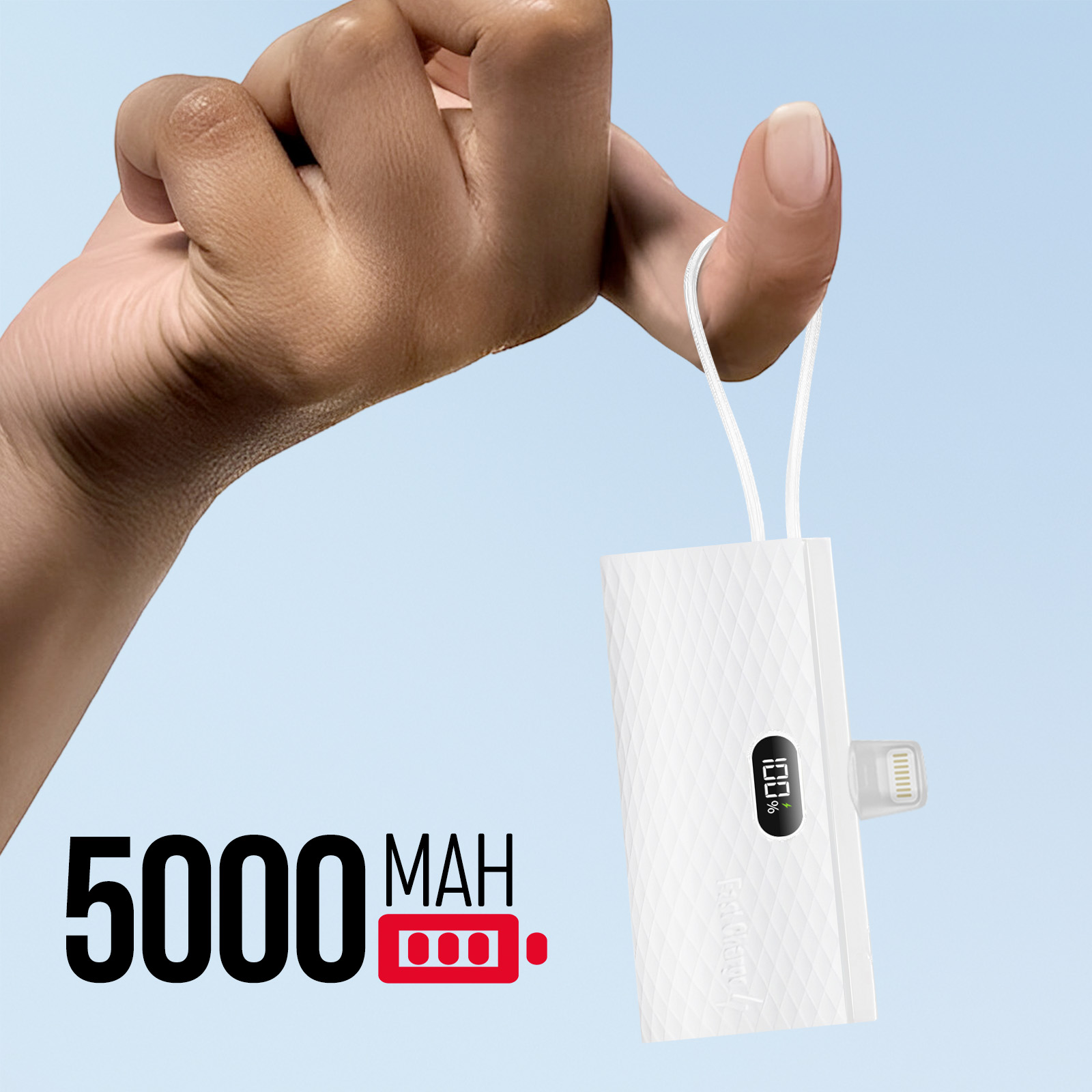 Eine Hand, die eine weiße Powerbank hält, mit digitaler Anzeige von 100%.