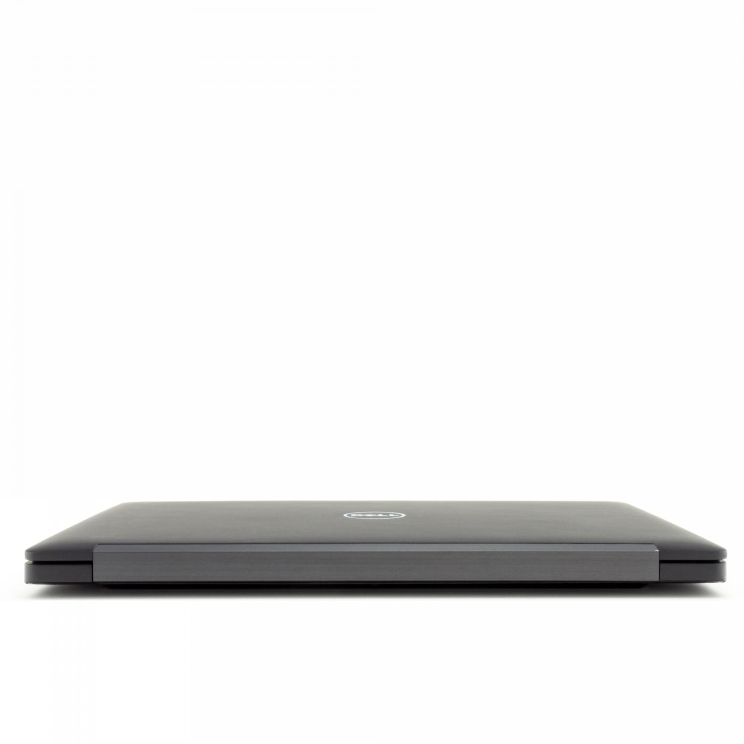 Ein geschlossener Laptop auf weißem Hintergrund.