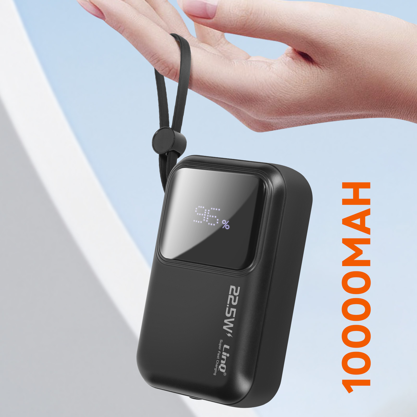 Un chargeur portable noir tenu par une main, affichant une charge à 96 %.