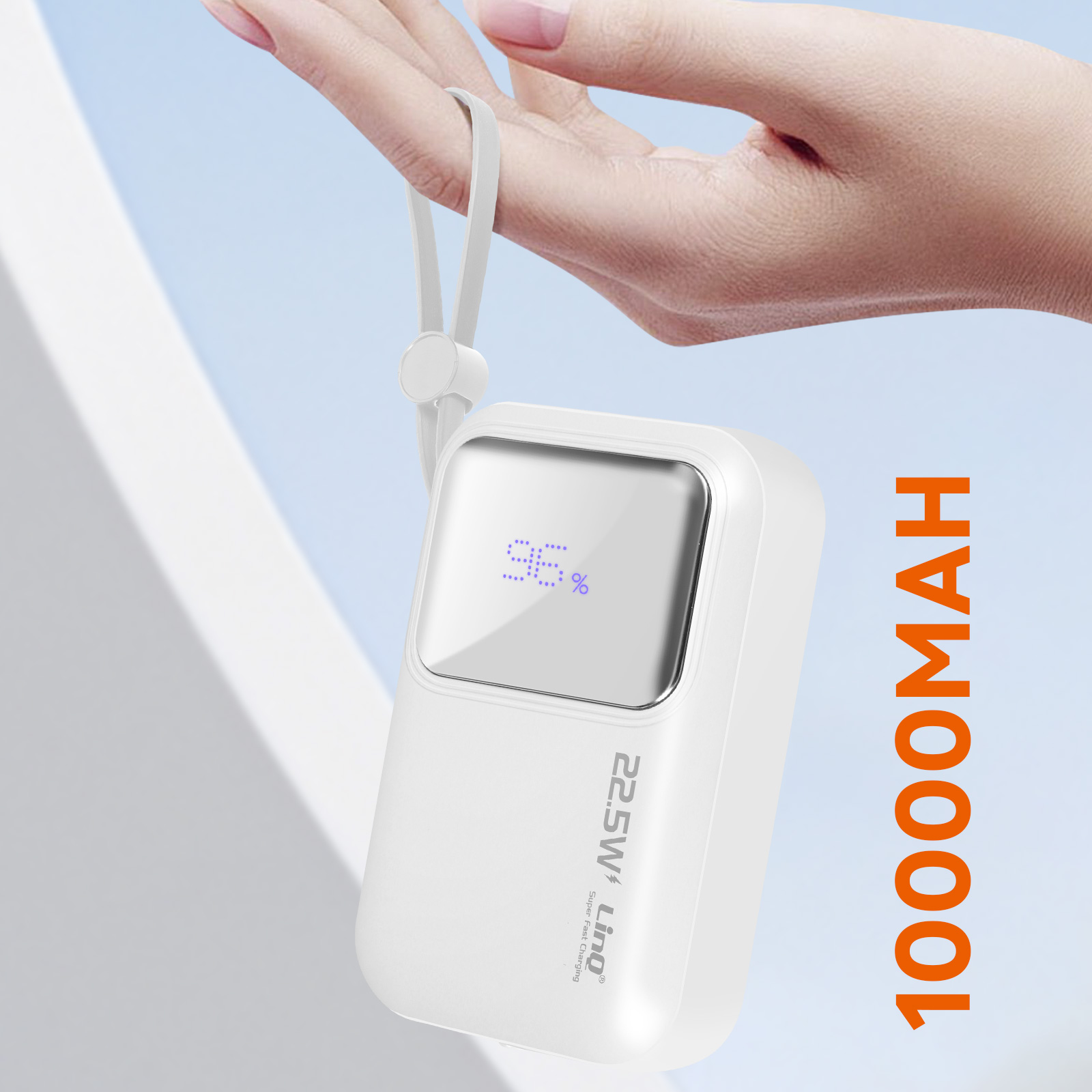 Batterie externe blanche. Une main tient une dragonne. L'écran affiche 96 %.