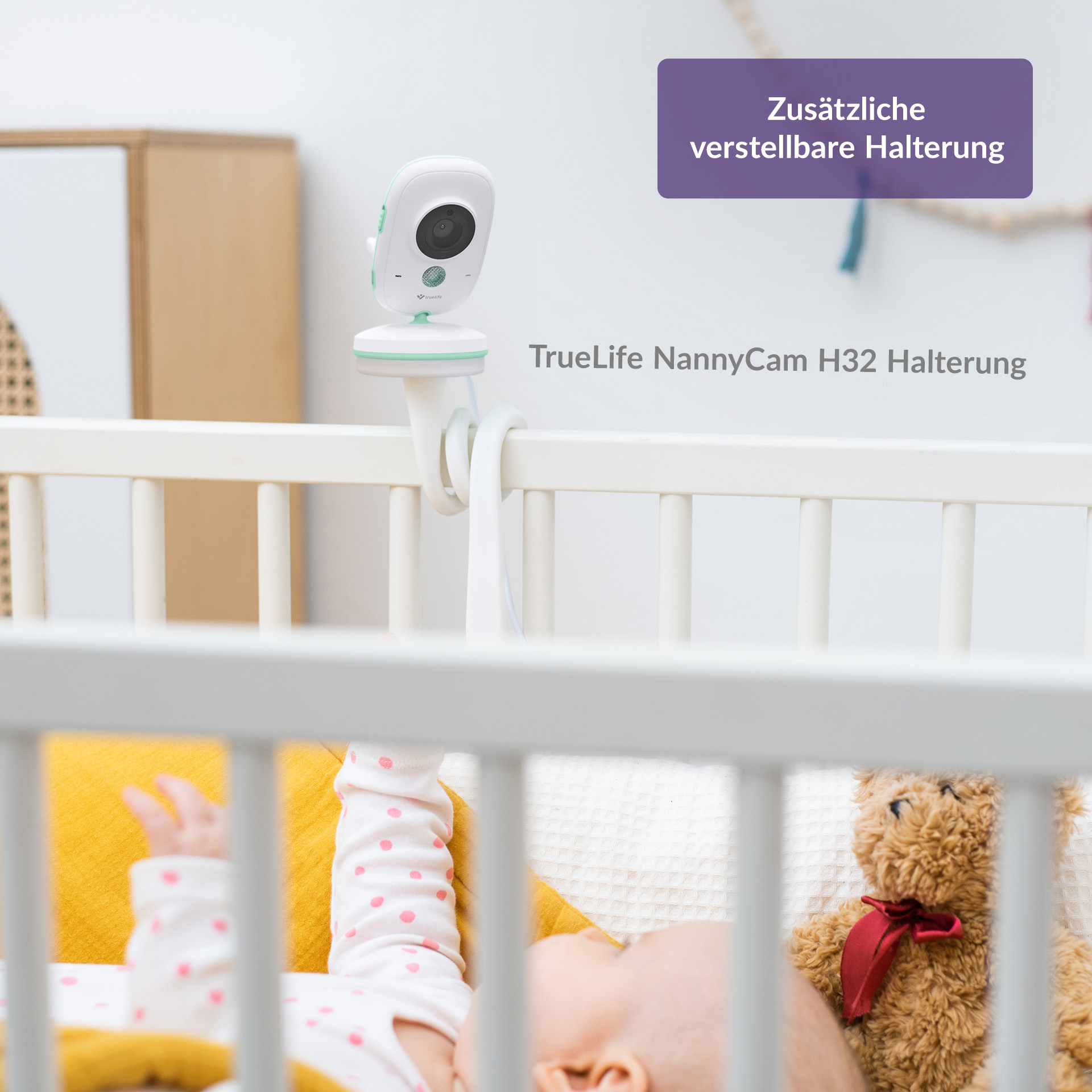 Babyphone-Kamera an einem Kinderbett befestigt, mit einem Baby im Bett.
