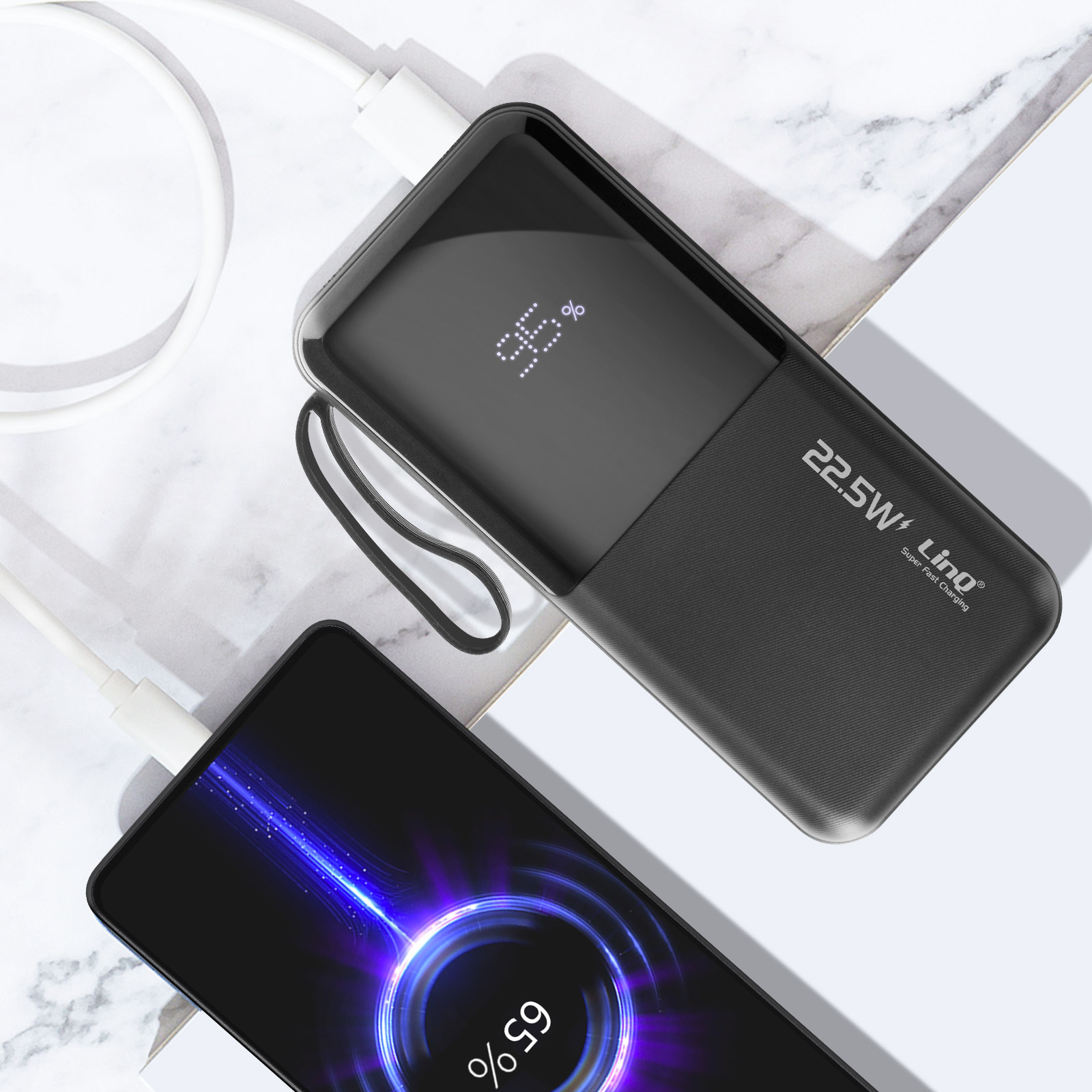 Batterie externe noire avec un téléphone en charge, affichant le pourcentage de batterie et autres détails.
