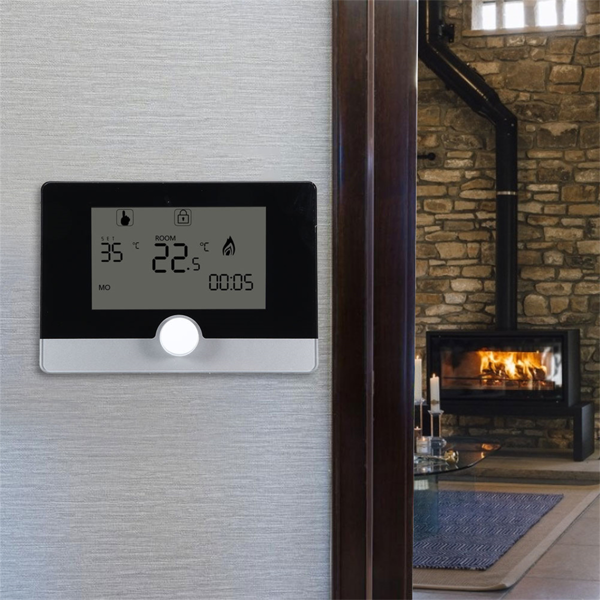 Ein digitales Thermostat an einer Wand mit Temperatur und Uhrzeit, im Hintergrund ein Kamin.
