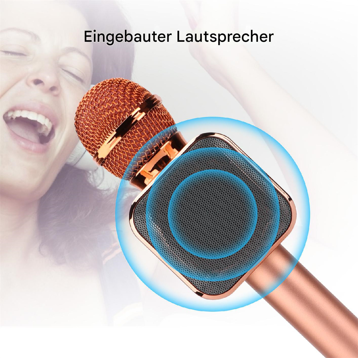 Roségoldenes Mikrofon mit eingebautem Lautsprecher, im Hintergrund singt eine Frau.