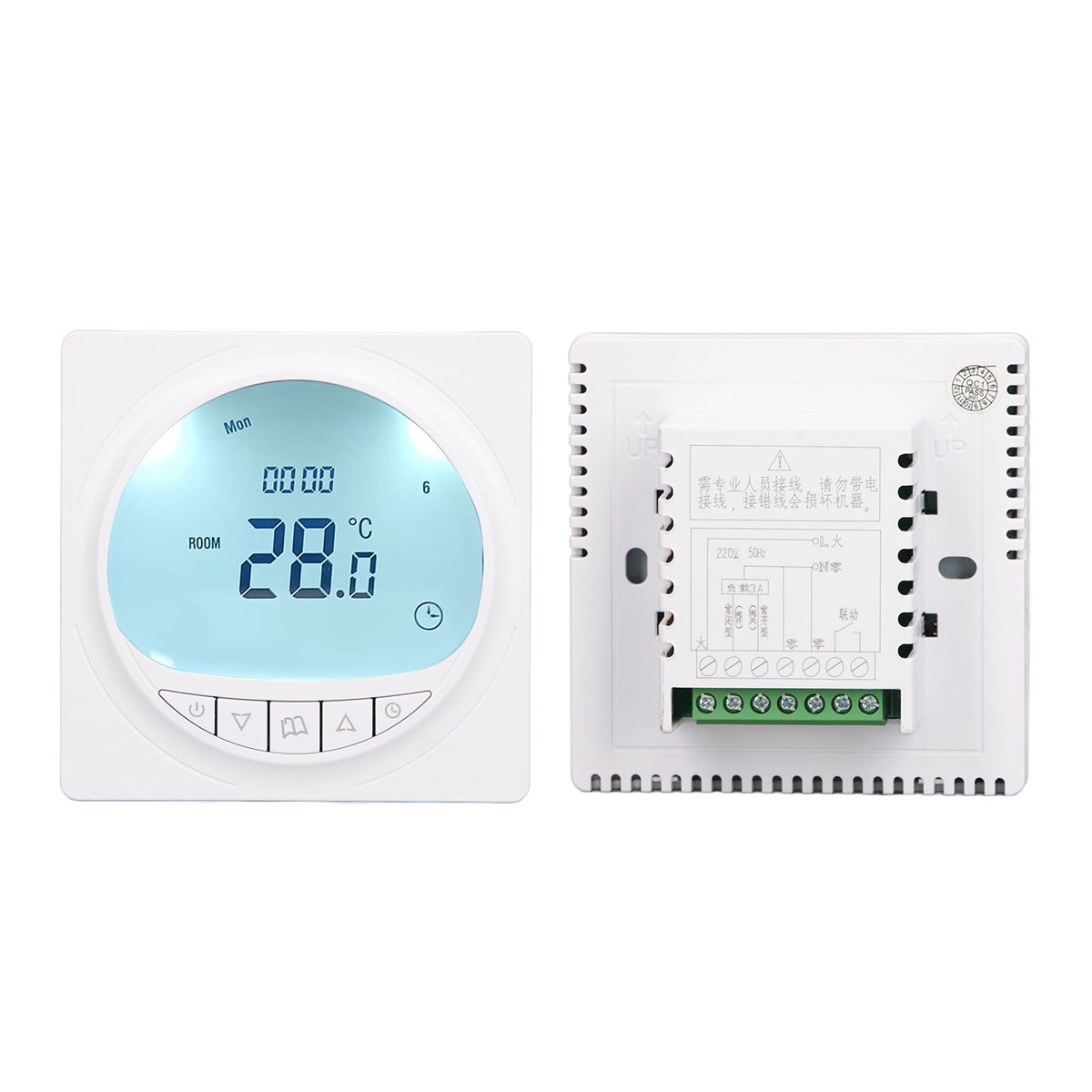 Ein weißer quadratischer digitaler Thermostat zeigt die Raumtemperatur an.