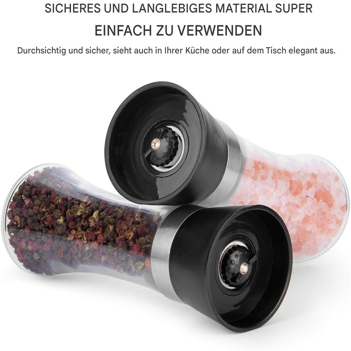 Zwei transparente Glas-Gewürzmühlen, eine mit Pfefferkörnern, die andere mit rosa Salz, auf hellem Hintergrund.