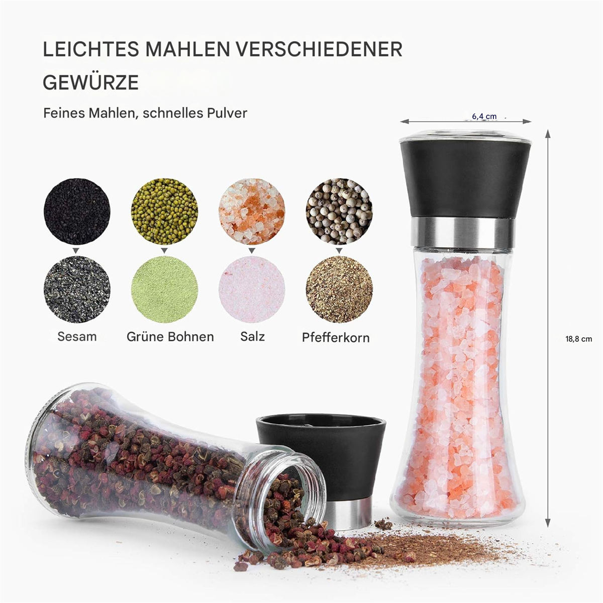 Ein Glas Salz- und Pfeffermühle mit rosa Salz. Gewürze und Zutaten sind im Hintergrund.