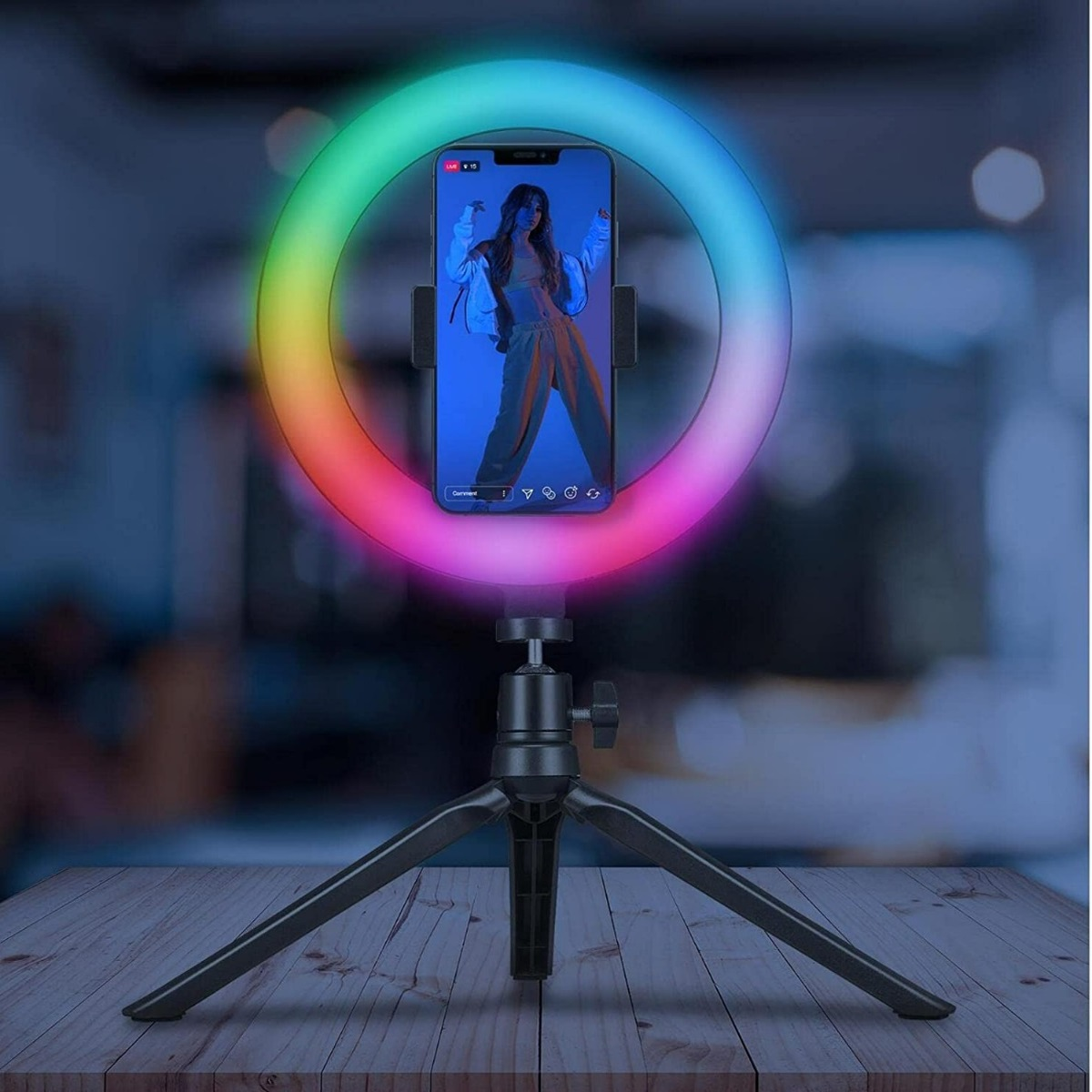 Un smartphone está montado en una luz de anillo. Una mujer es visible en la pantalla.