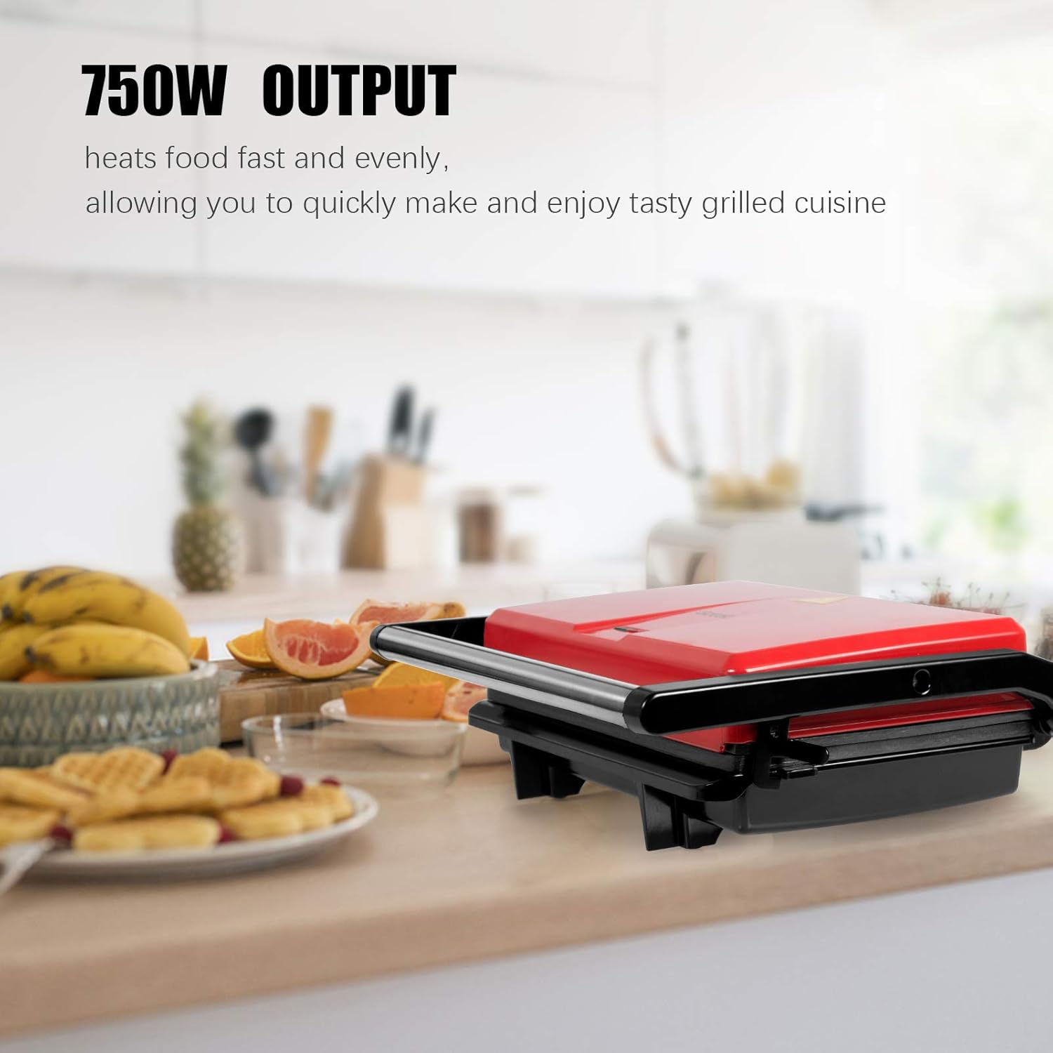 Ein rot-schwarzer Grill auf einer Holztheke mit Essen im Hintergrund.