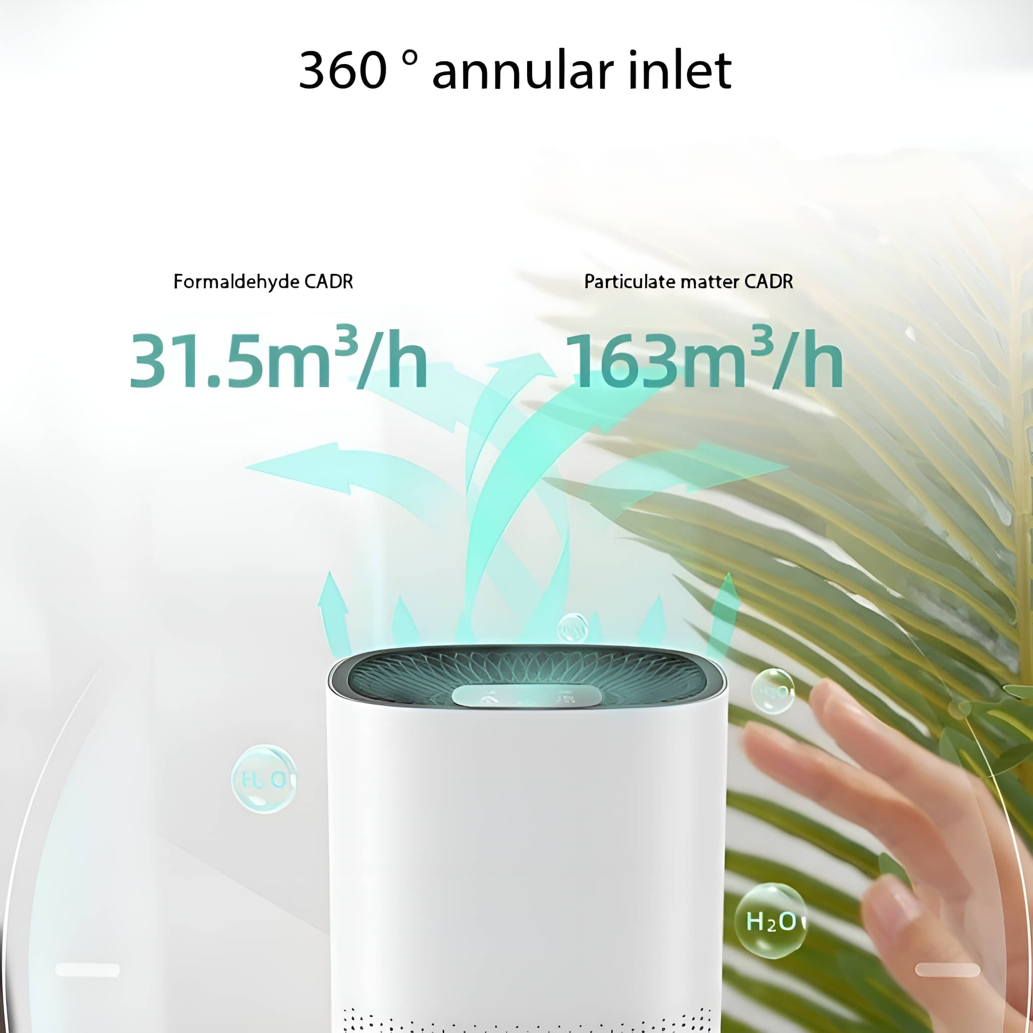 Weißer Luftreiniger mit Pfeilen, die den Luftstrom und Metriken zeigen: 31,5 m³/h, 163 m³/h. Hand und Pflanze im Blick.