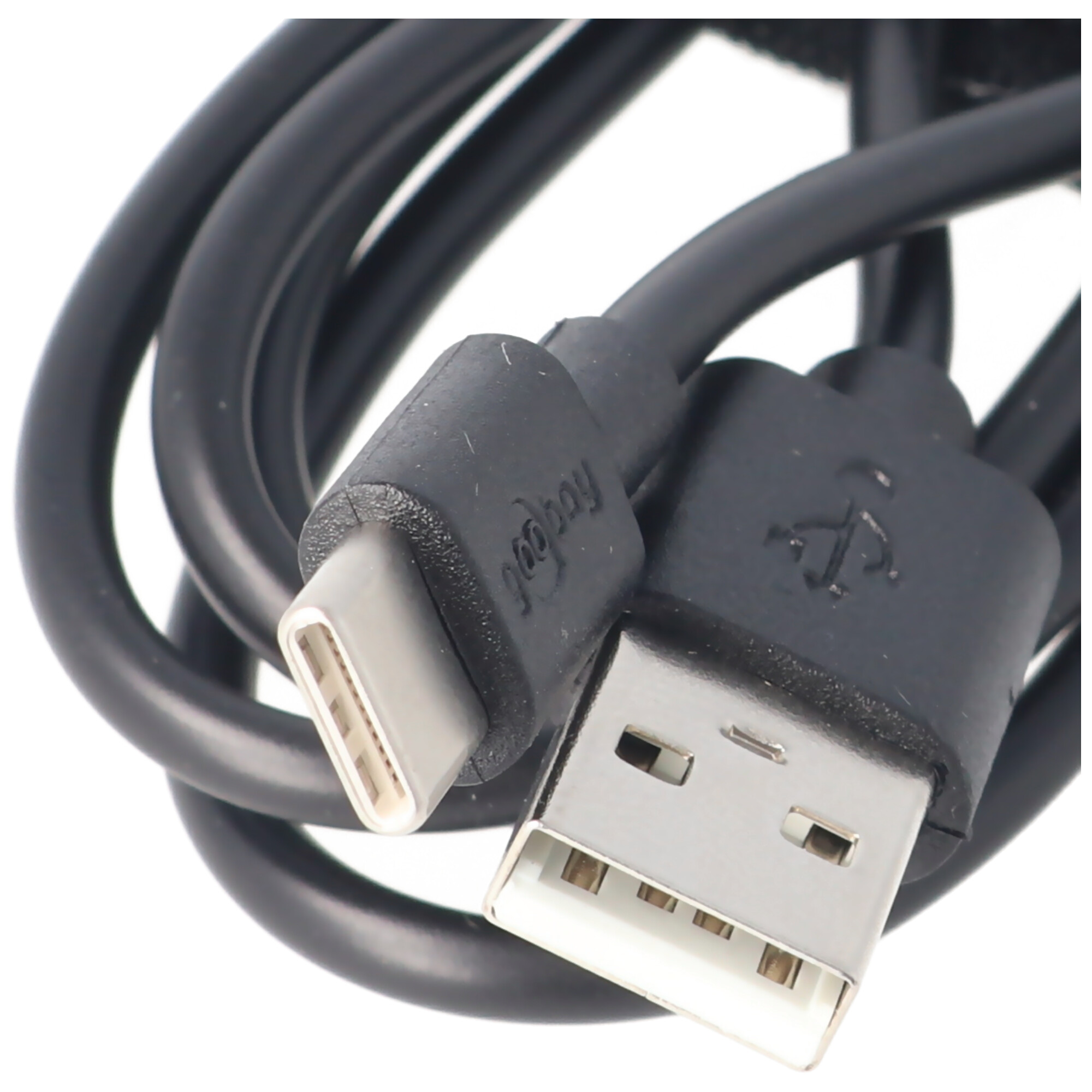 Nahaufnahme eines schwarzen USB-Kabels mit einem USB-C-Anschluss und einem Standard-USB-Anschluss.