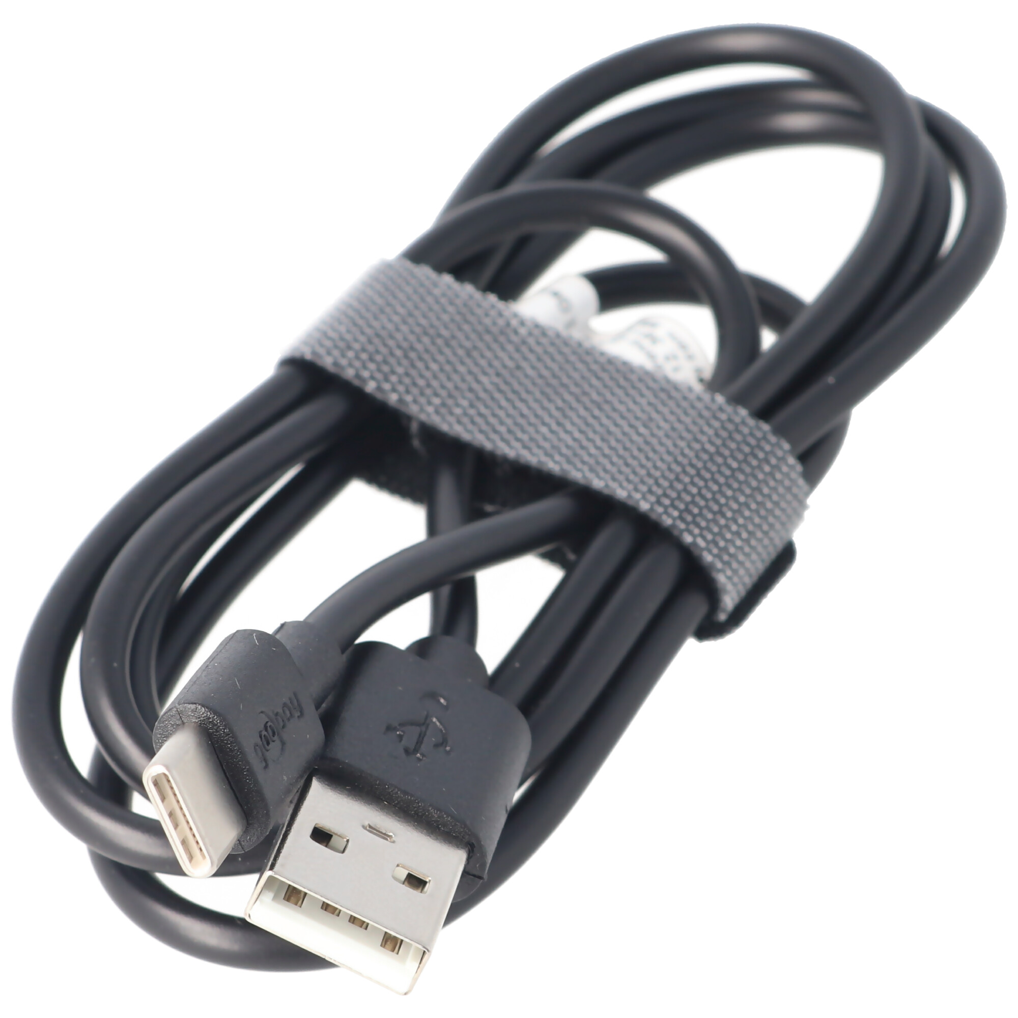 Schwarzes USB-Kabel mit USB-A- und USB-C-Anschlüssen, aufgerollt und gehalten.