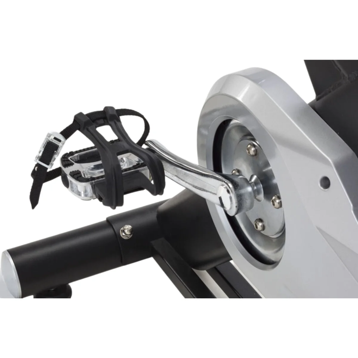 Detail des Heimtrainerpedals. Schwarzes Pedal mit Riemen, silberne und schwarze Teile.