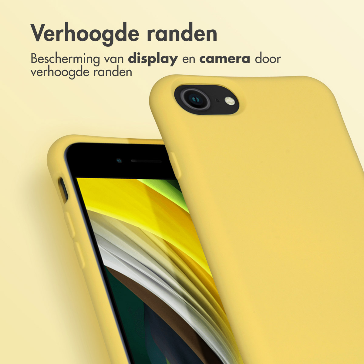 Een gele telefoonhoes met een zwarte telefoon, tekst bovenaan en een wazige achtergrond.