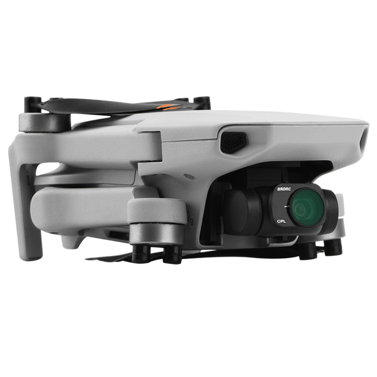 Grijze drone met zwarte propellers en een camera. De drone is naar de kijker gekanteld.