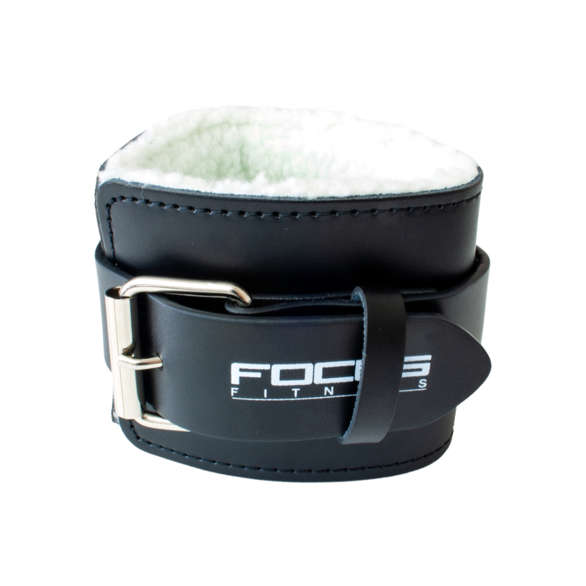 Zwarte leren polsband met witte binnenvoering, metalen gesp en witte tekst 'FOCUS FITNESS'.