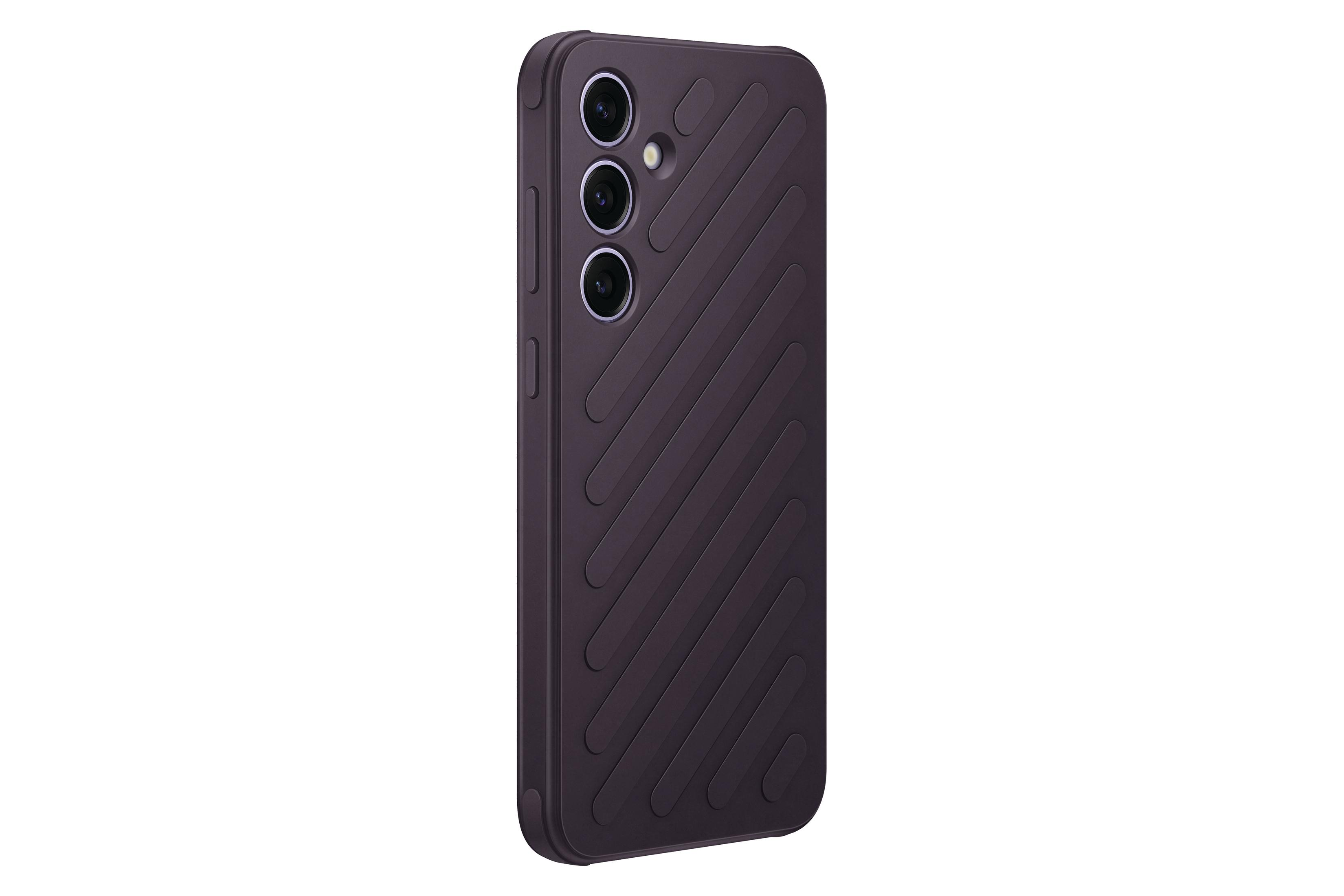 Funda morada con líneas diagonales. Tres lentes de cámara en la parte trasera.
