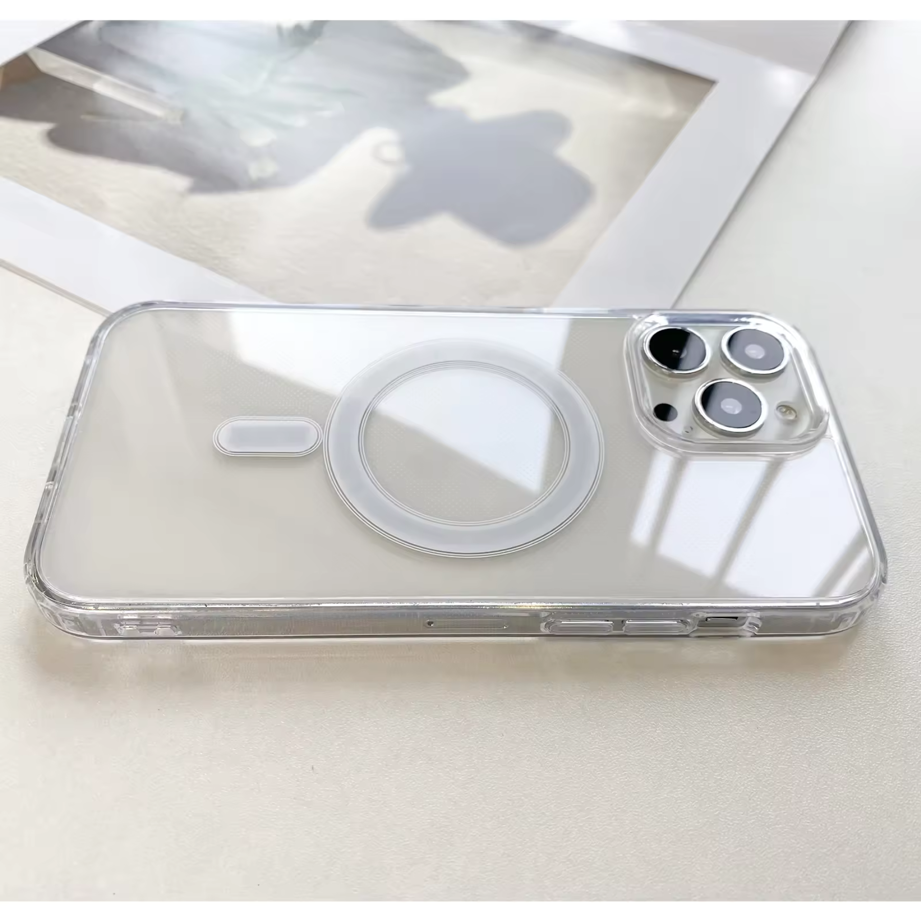 Eine transparente Telefonhülle. In der Mitte befindet sich ein kreisförmiger Magnet.