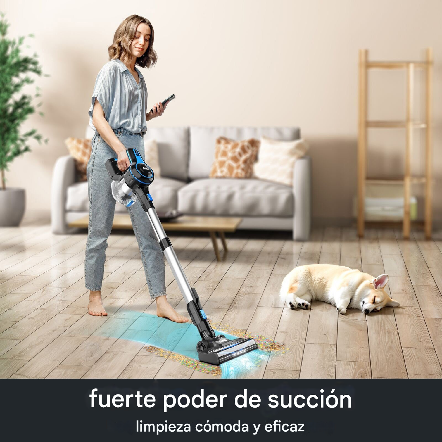 Mujer aspirando el suelo con una aspiradora inalámbrica. Un perro durmiendo en el fondo.