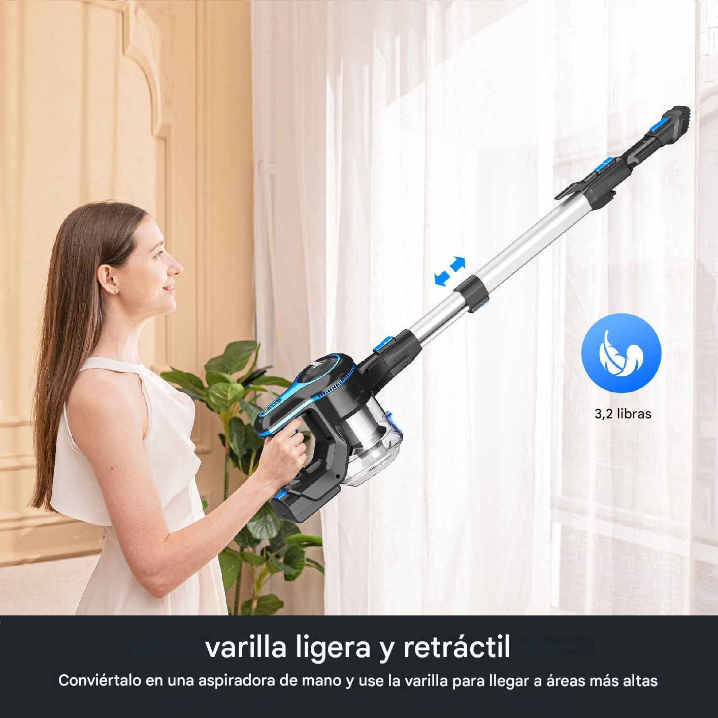 Mujer con aspiradora. La aspiradora tiene una varilla retráctil. El producto es ligero.