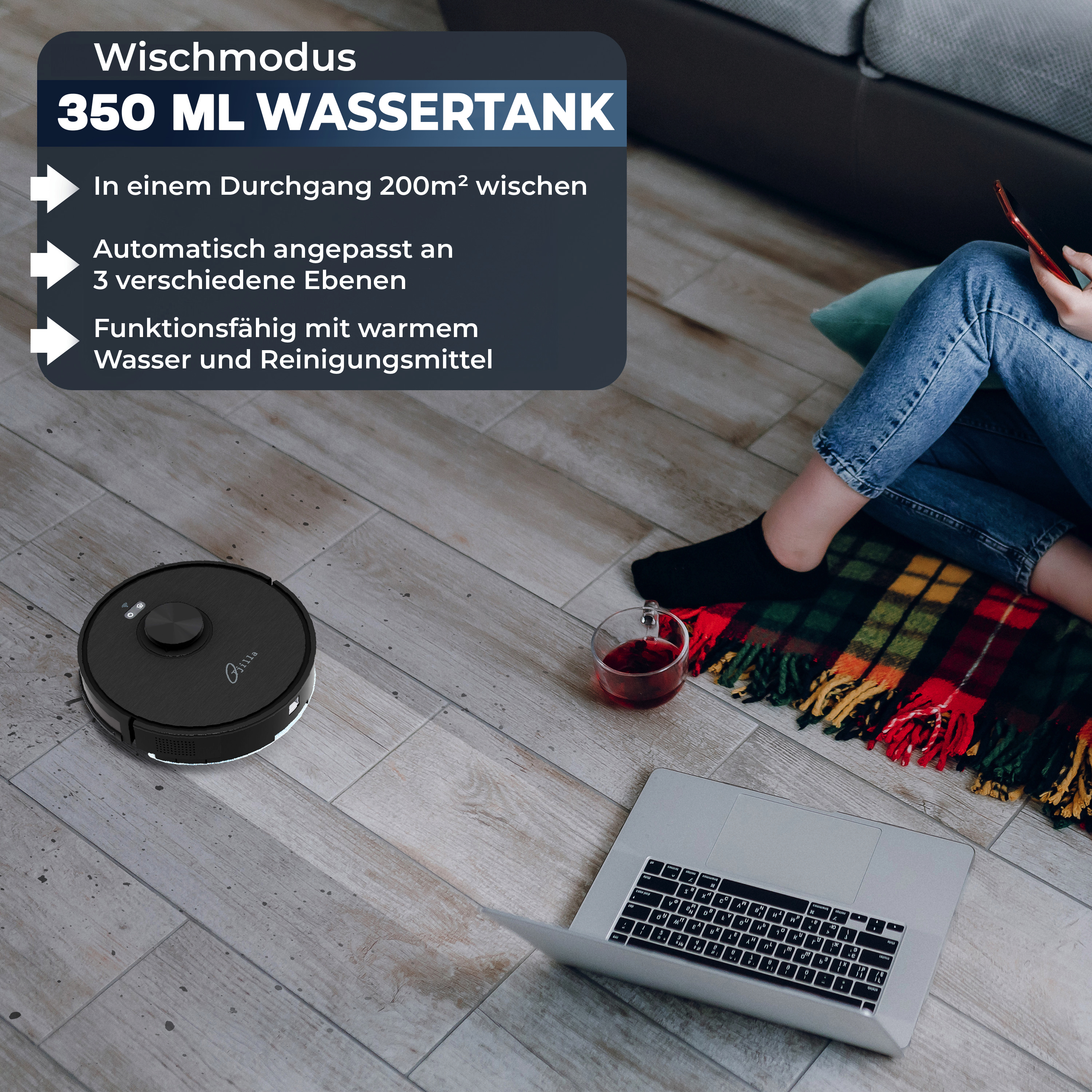 Ein schwarzer Roboter-Staubsauger auf einem Holzboden. Eine Frau benutzt einen Laptop, während sie mit einem Teppich sitzt.