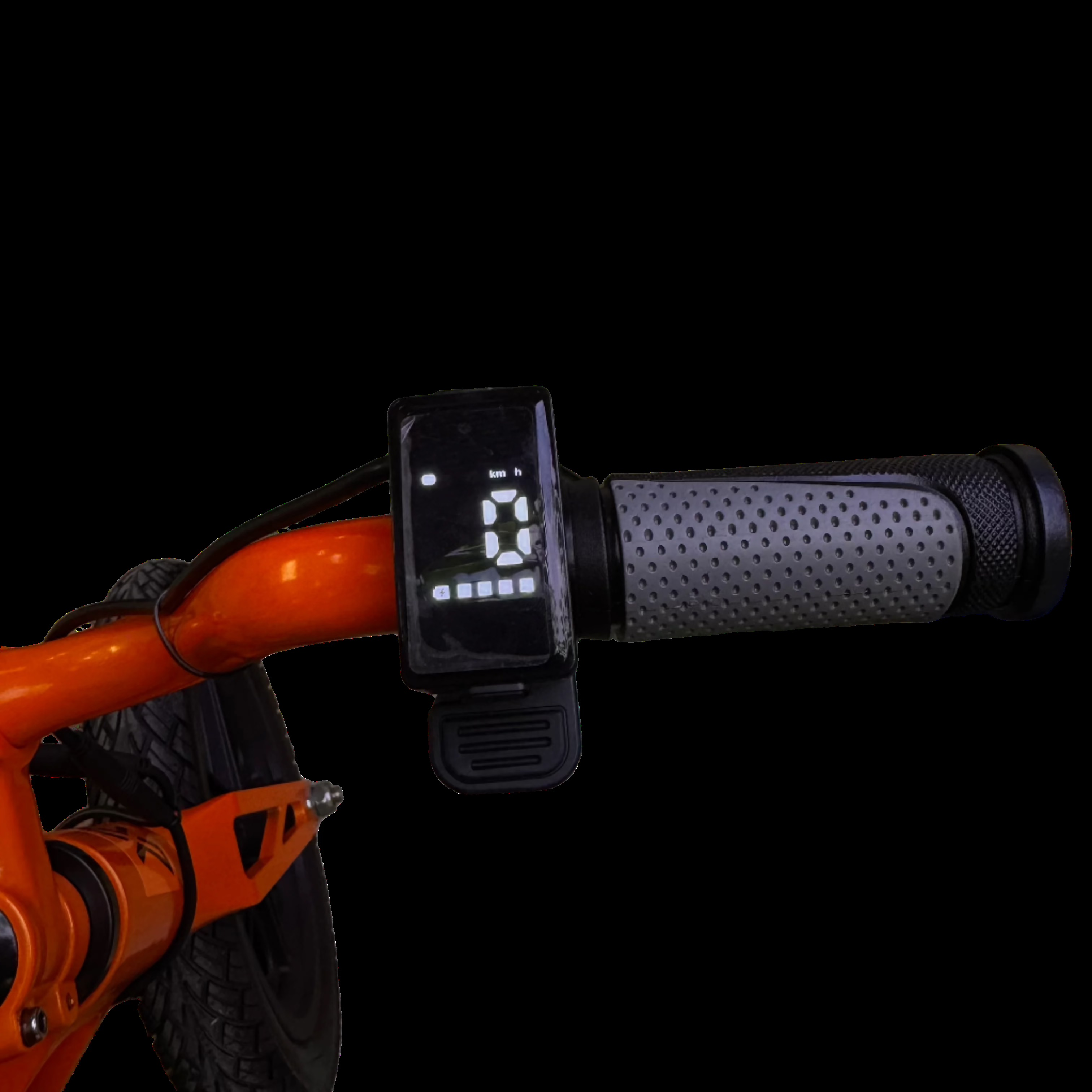 Primer plano de una pantalla digital y manillar de un scooter infantil naranja.