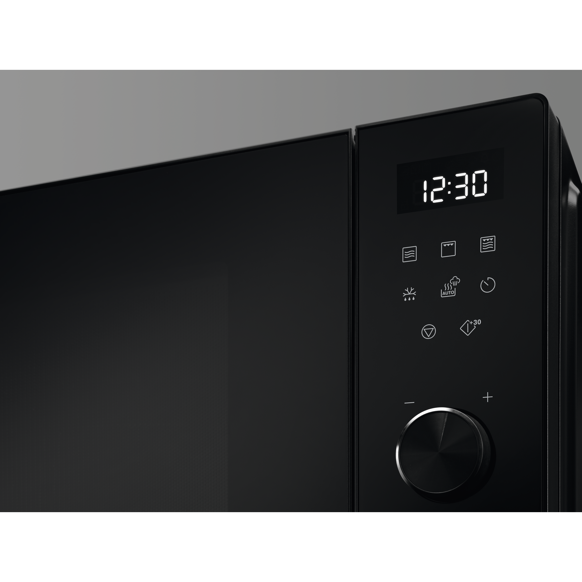 Un horno microondas con pantalla digital que muestra 12:30.