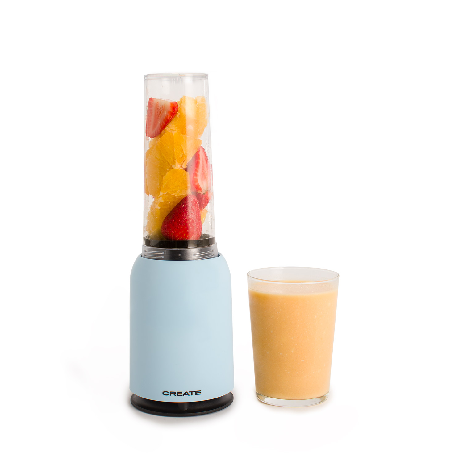 Ein blauer Mixer mit Früchten darin und ein Glas Orangensaft daneben.