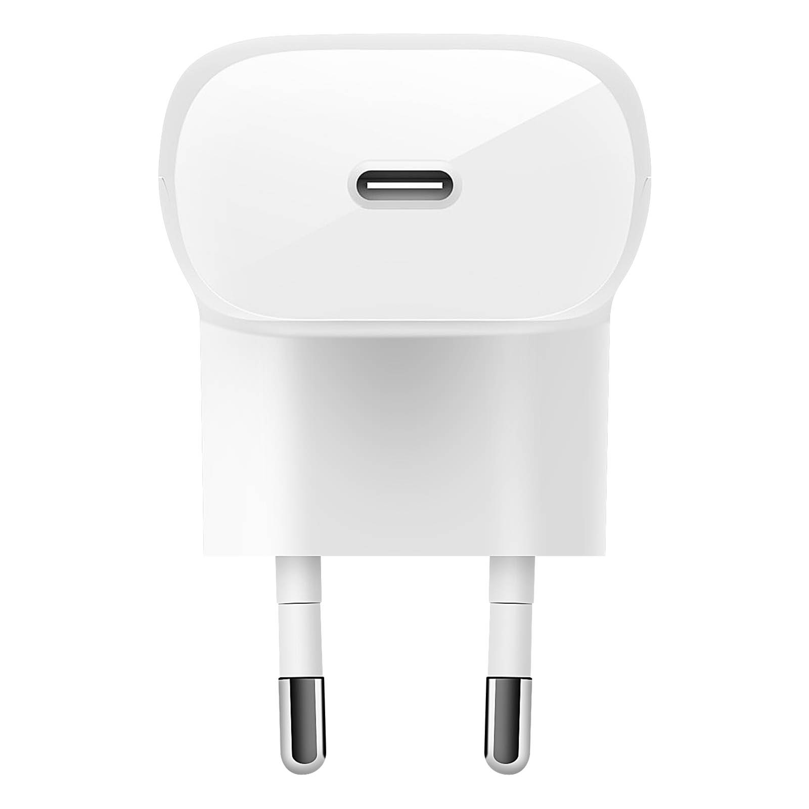 Caricatore USB-C bianco con due pin, su sfondo bianco. Il caricatore è verticale.