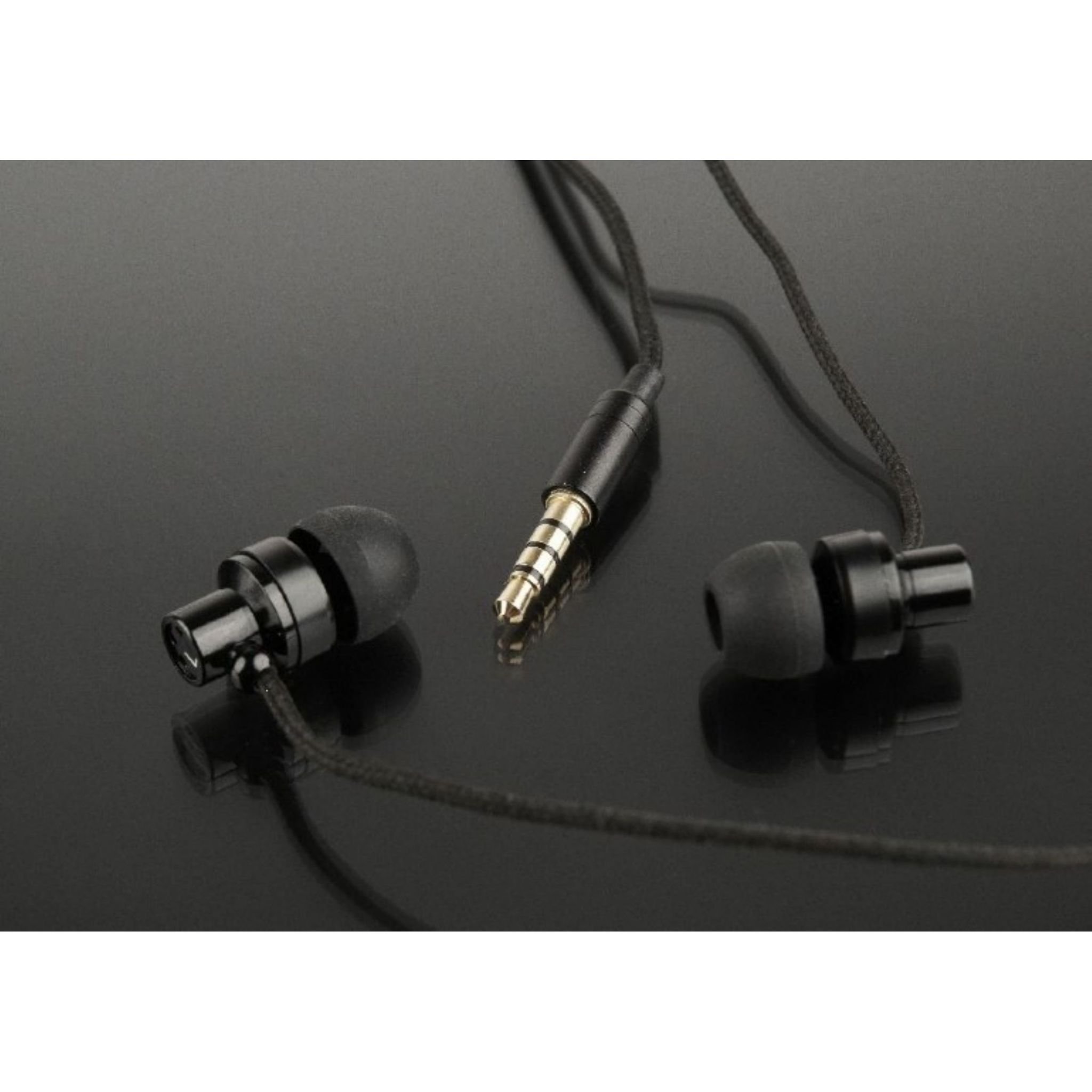Primer plano de auriculares internos negros con un conector de 3,5 mm sobre una superficie reflectante.