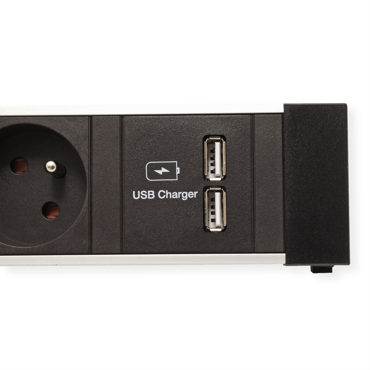 Nahaufnahme einer Steckdosenleiste. Sie hat eine Steckdose, einen USB-Lader mit zwei Anschlüssen und ein schwarzes Ende.