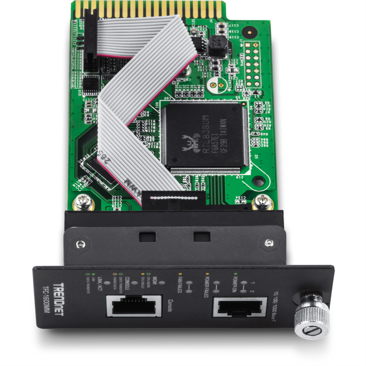 Grüne Platine mit einem schwarzen Trendnet-Adapter. Weißer Hintergrund.