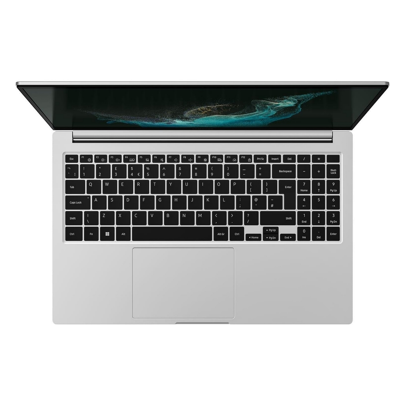 Una tastiera di un laptop argentato dall'alto. Lo schermo mostra un design astratto verde scuro e blu. Sfondo bianco.