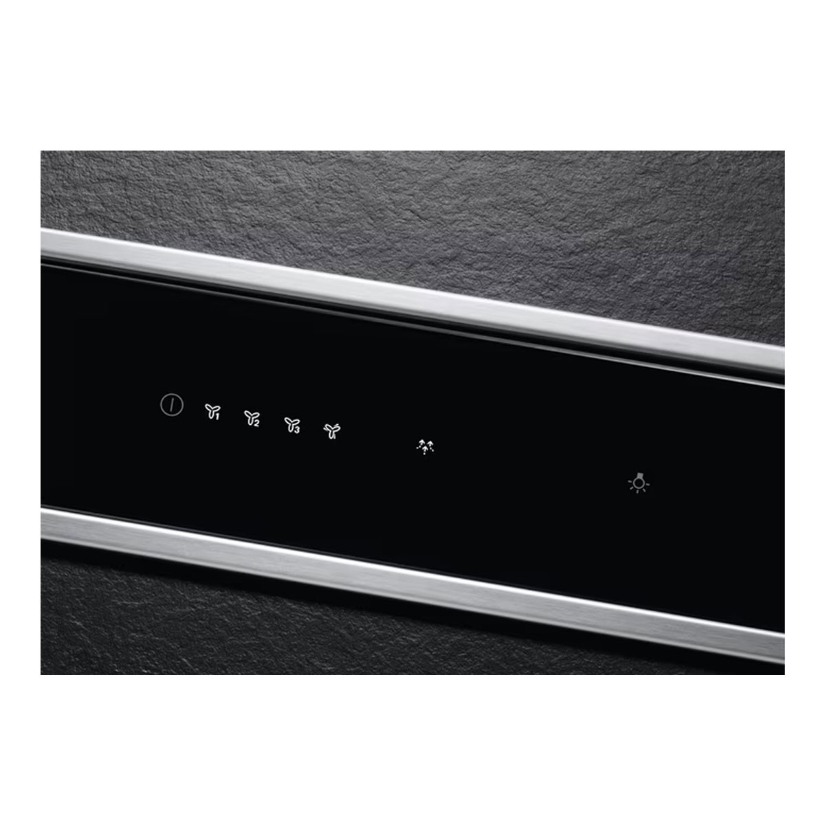 Pannello touch nero con icone e cornice metallica, su una texture di pietra scura.