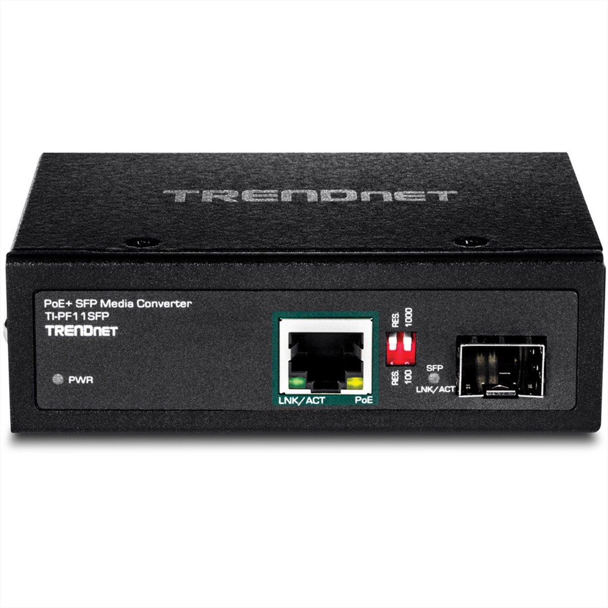 Een zwarte TRENDnet PoE+ SFP media converter op een wit oppervlak.