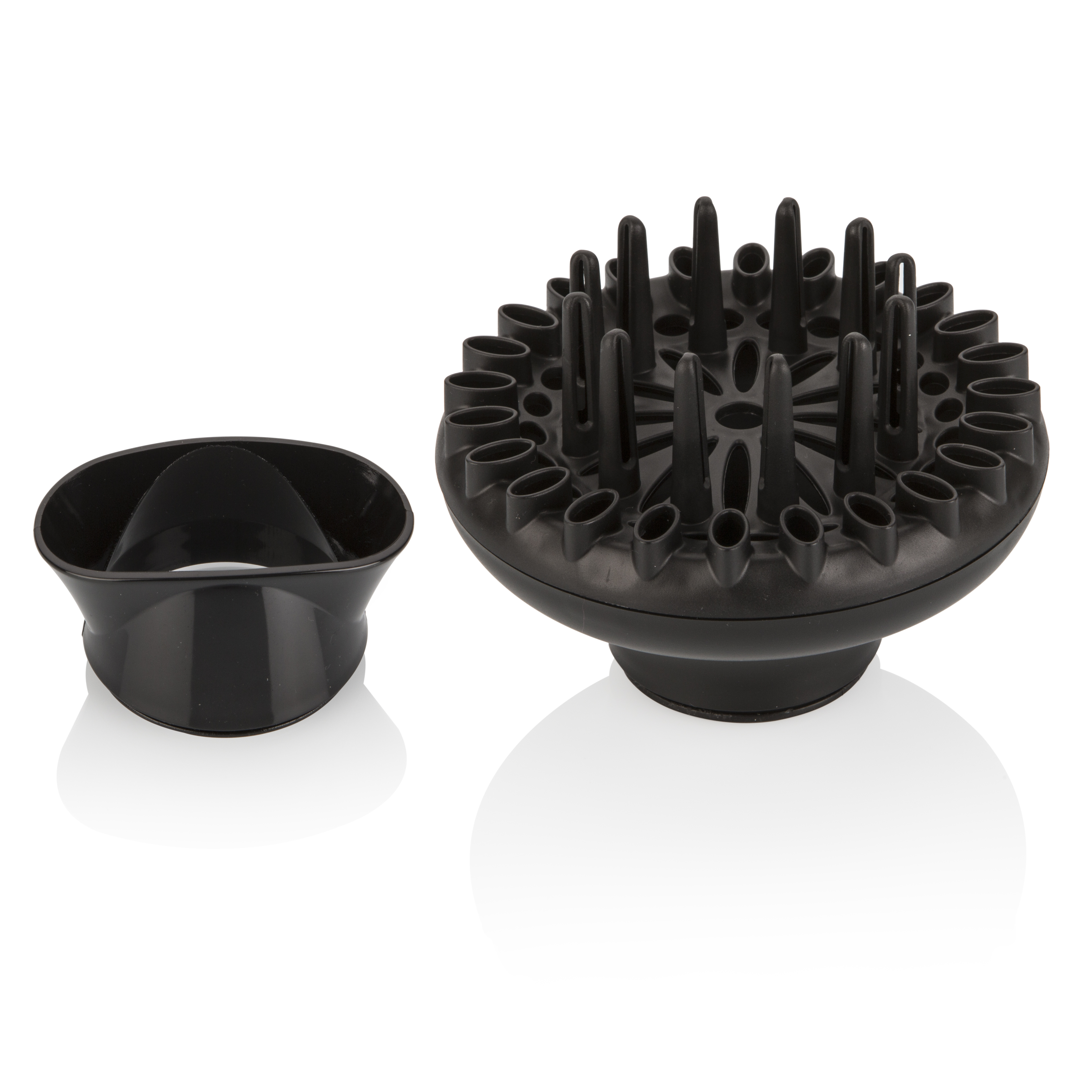 Czarny dyfuzor i zestaw dysz do suszarki na białej, odbijającej światło powierzchni.