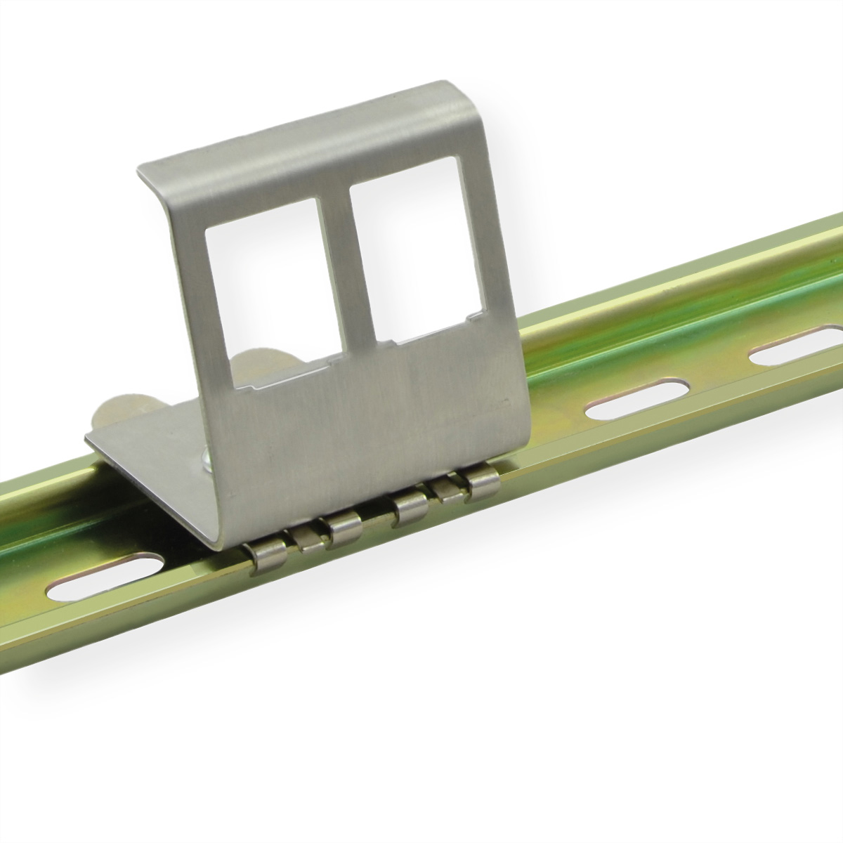 Support métallique sur un rail jaune-vert. Le support est argenté et possède deux trous rectangulaires.