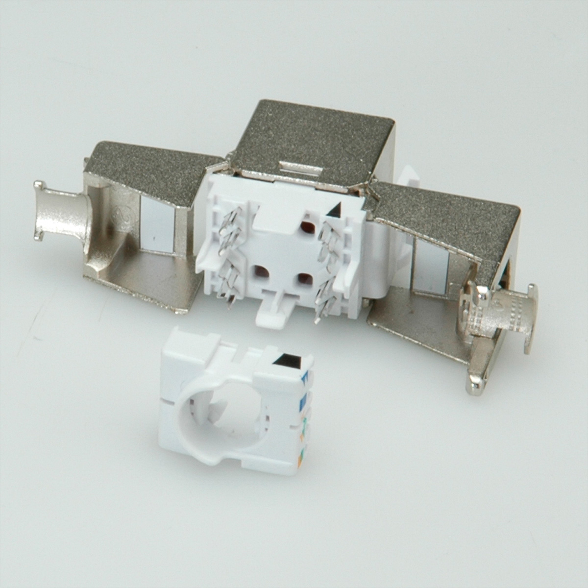 Un connecteur RJ45 argenté et blanc. Il a une conception ouverte, montrant les contacts internes.