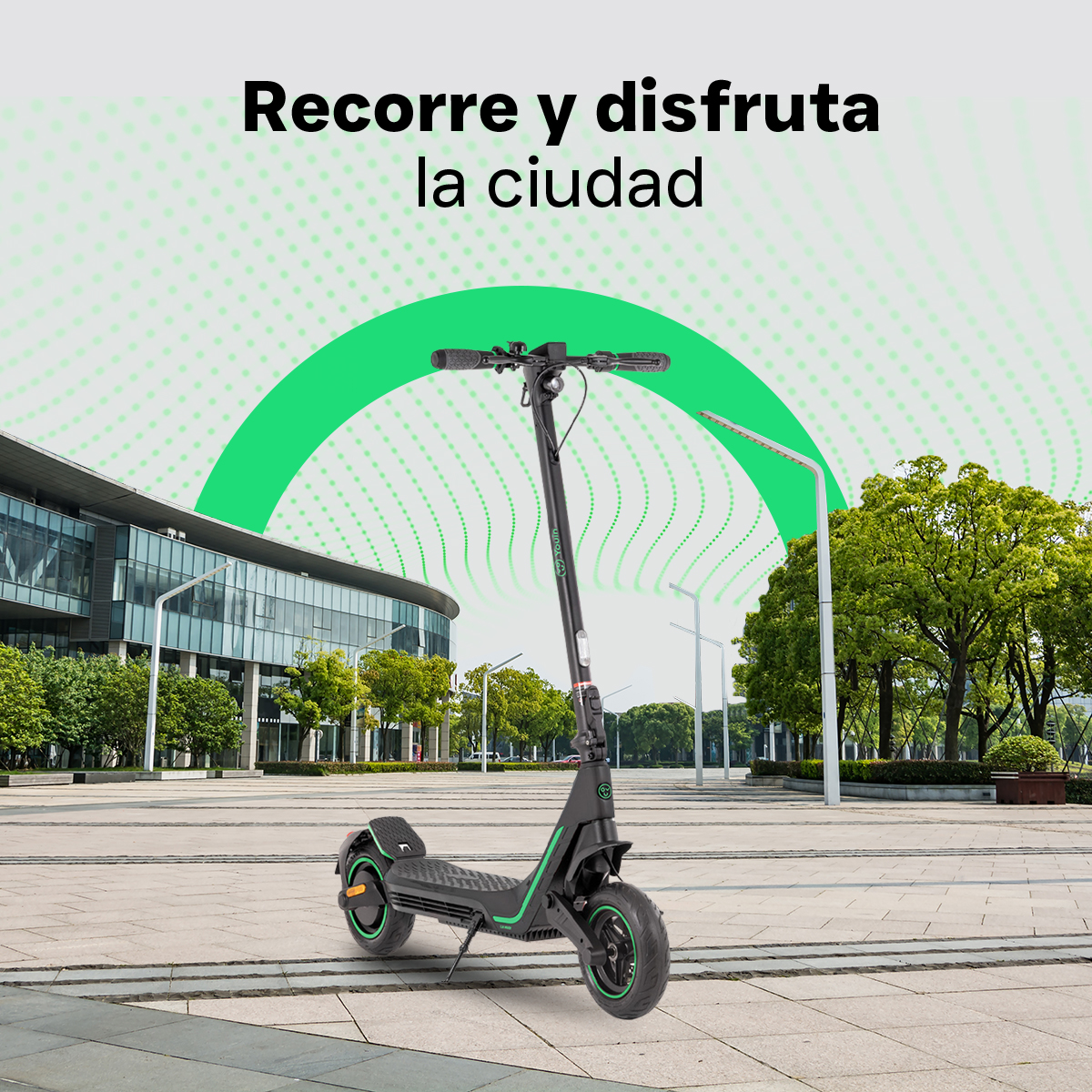 Un patinete eléctrico en un área pavimentada con un edificio al fondo, acento verde.