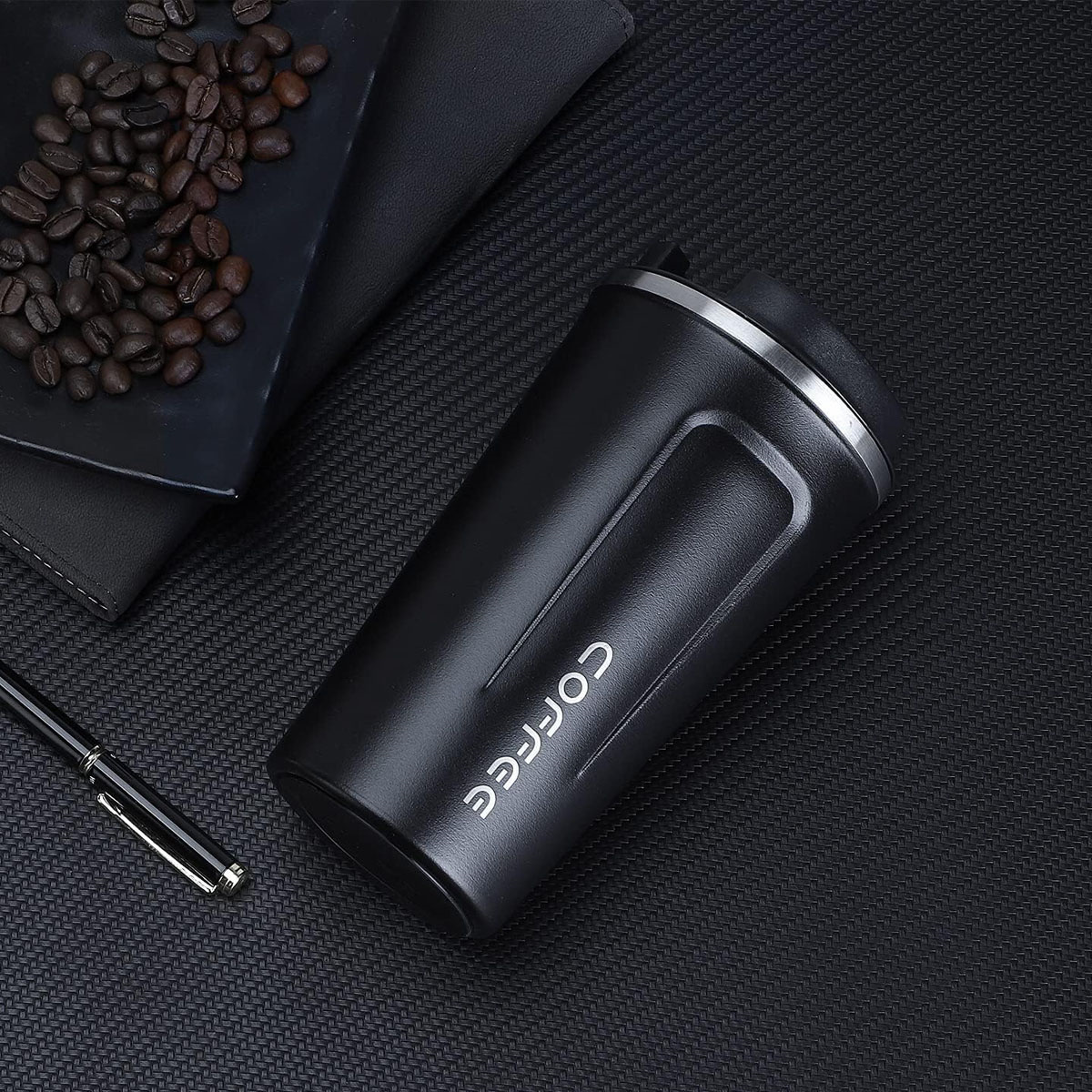 Schwarzer Reise-Kaffeebecher mit dem Wort 'COFFEE' in weißem Druck.