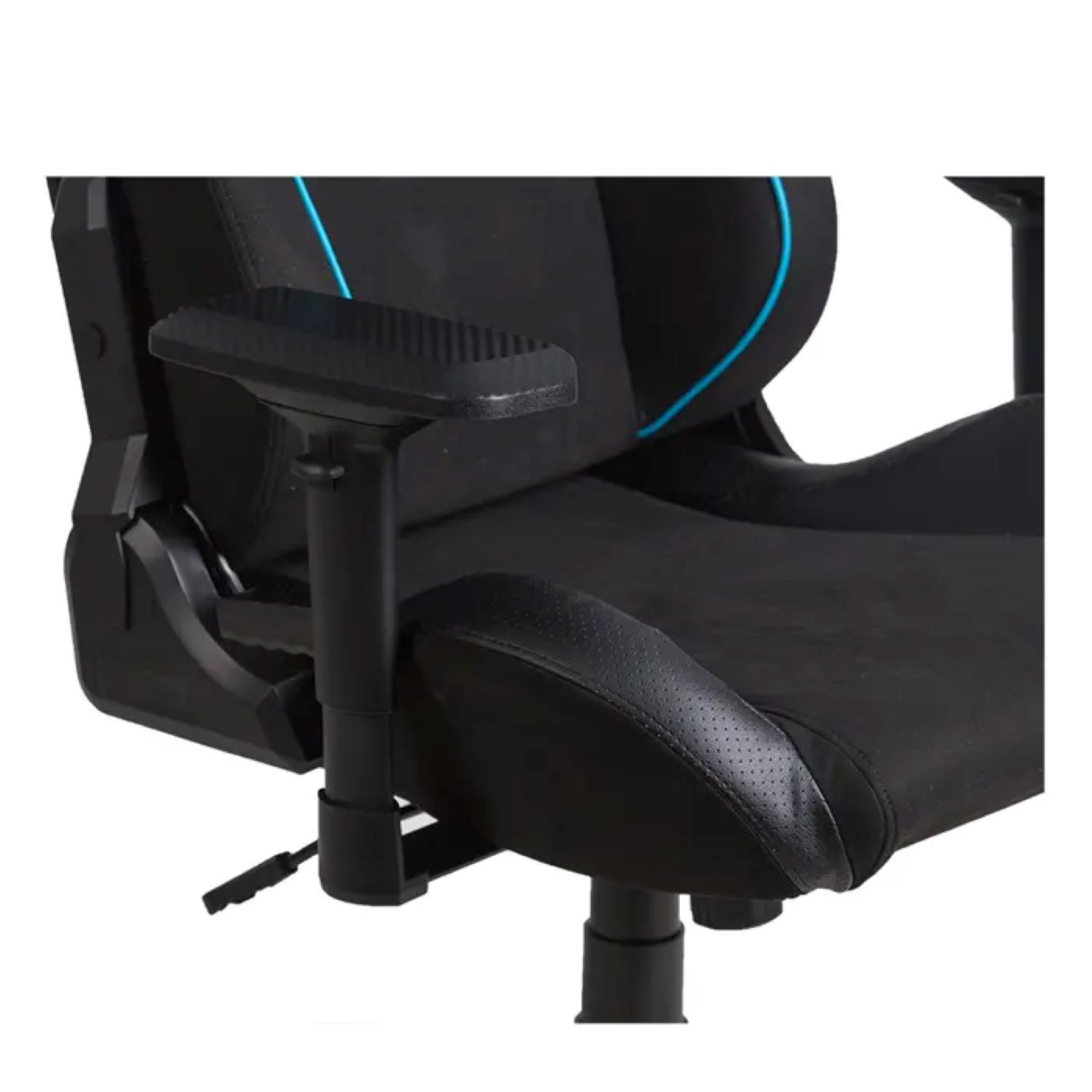 Nahaufnahme eines schwarzen Gaming-Stuhls mit blauen Zierleisten und schwarzen Armlehnen.