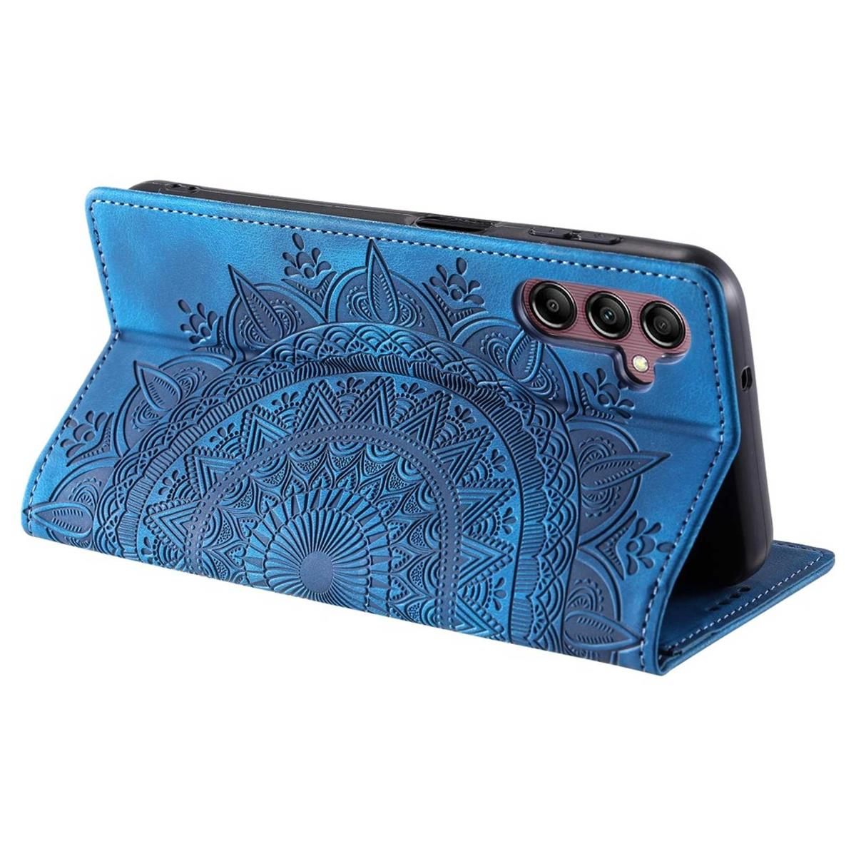 Blaue Handyhülle mit Mandala-Design. Das Telefon ist innen. Die Hülle kann aufgestellt werden. Außen blau.