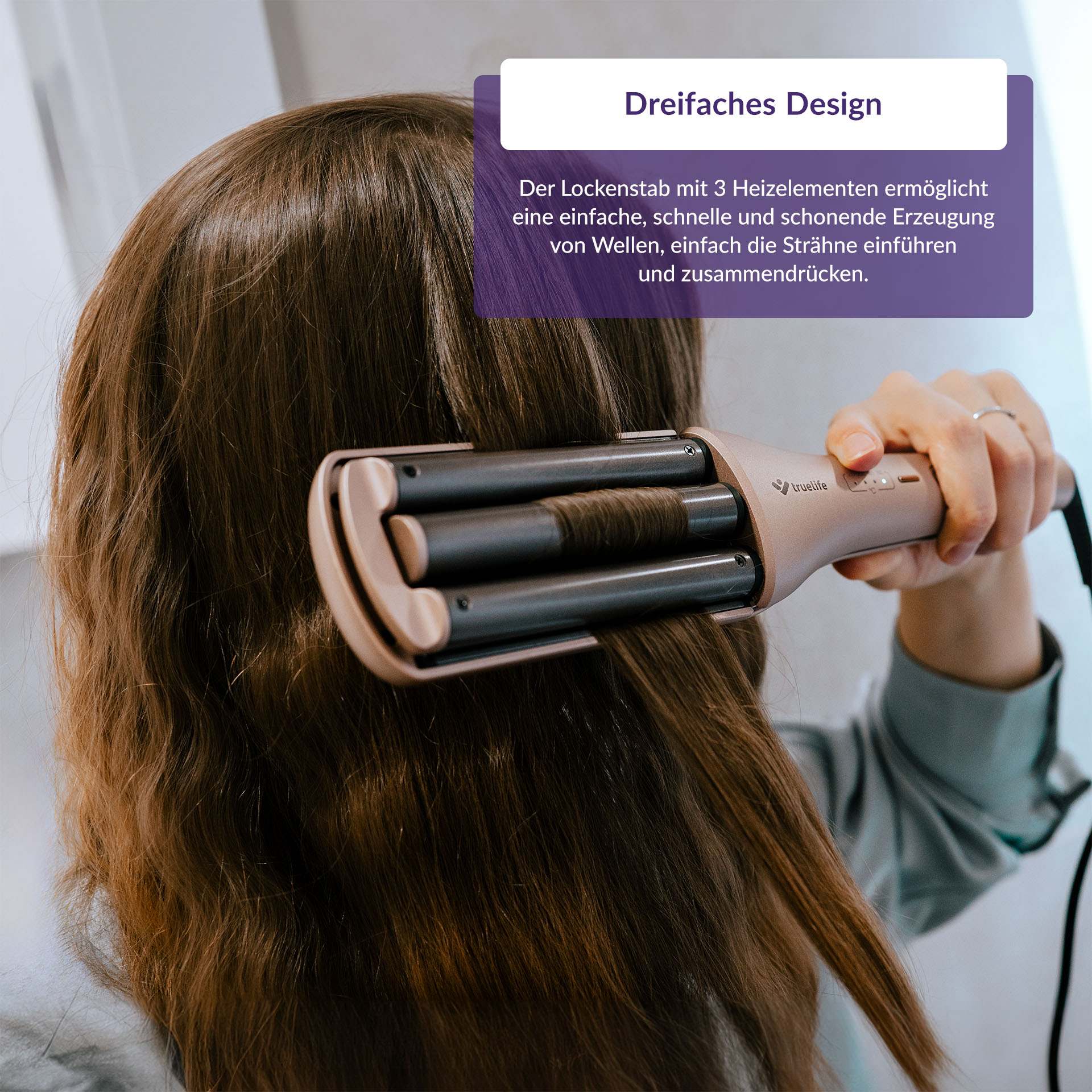 Una donna che si arriccia i capelli con un ferro arricciacapelli a tre barili, con testo sul design.